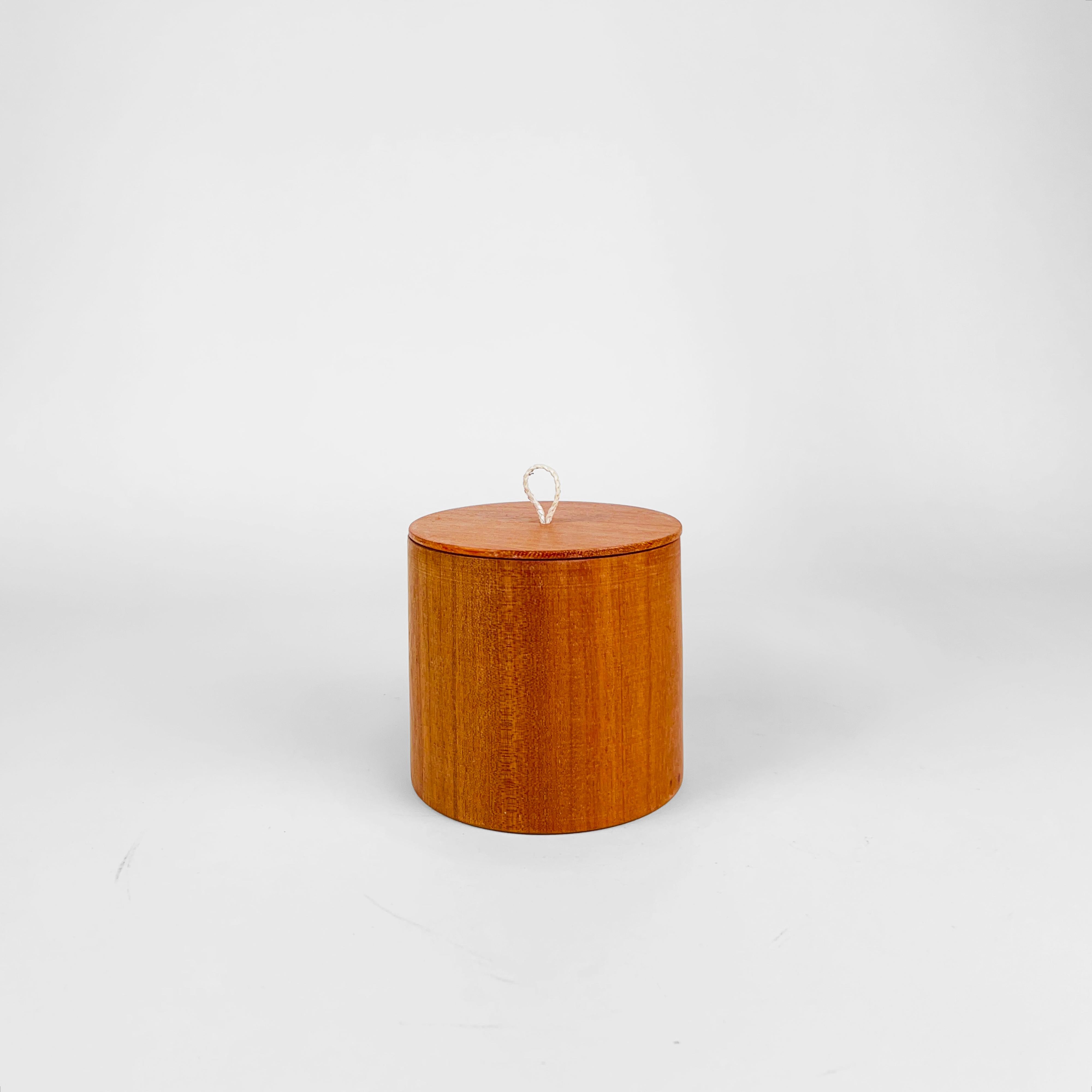 Hand-turned wooden canister by Alta Pampa, Argentina.
The piece is made in Quebracho (Hardwood). The smooth finish reveals the material beautiful grain.
The lazo style pull is made of hand-braided leather.
This piece is not stamped on the base.