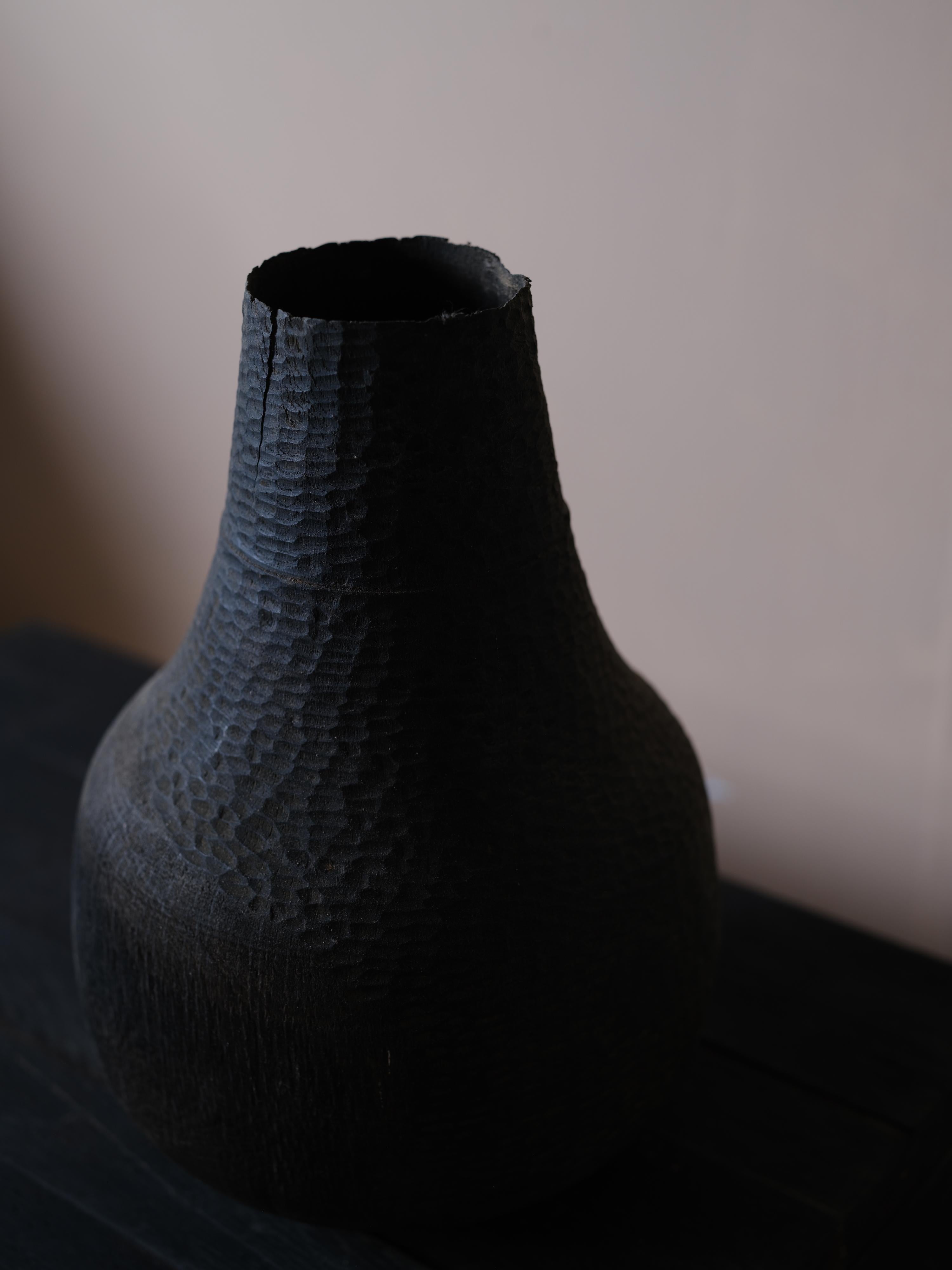 Organique Vase en bois tourné avec surface sculptée à la main en Oak Oak Ebonisé. En stock en vente