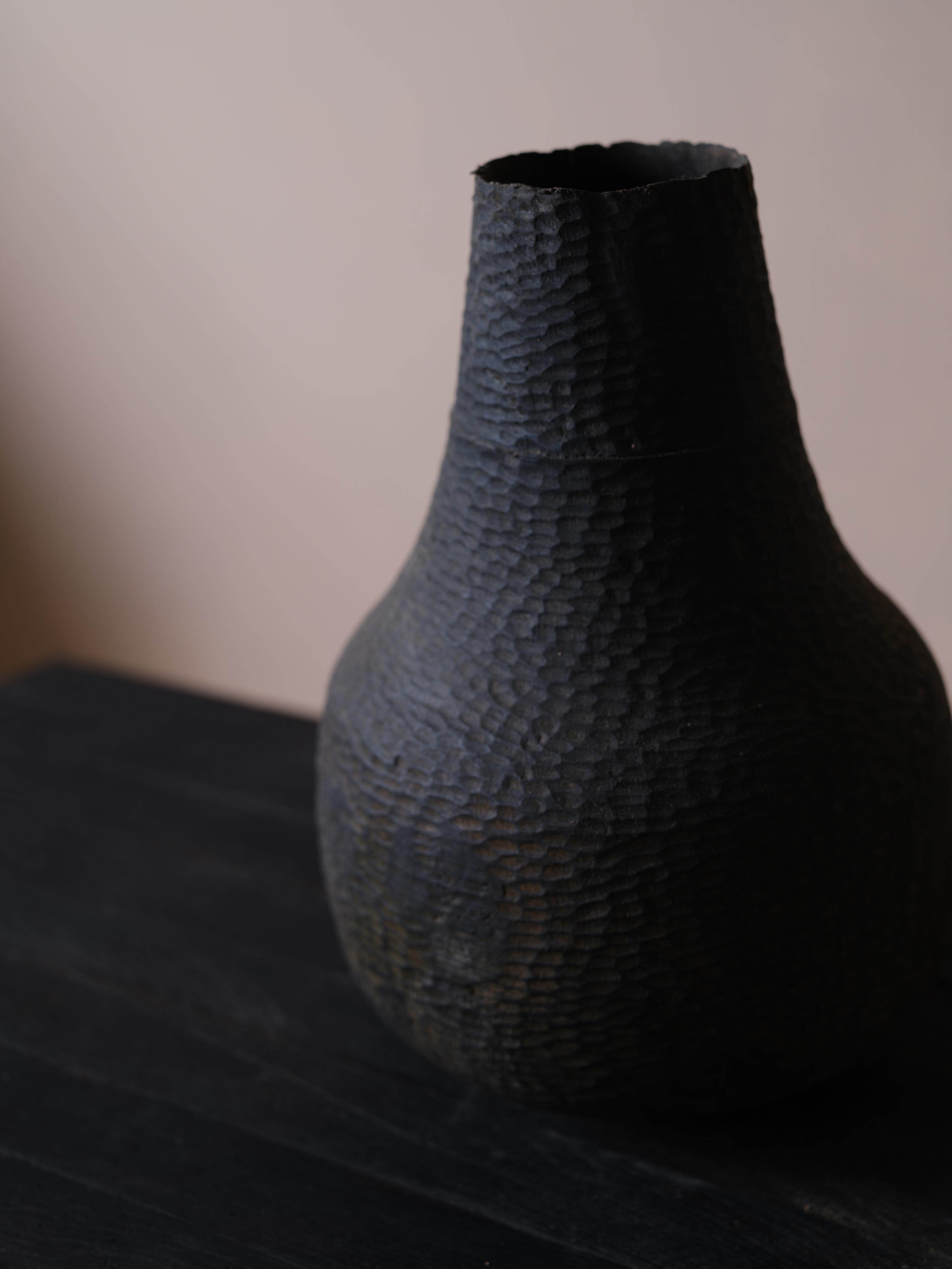 Britannique Vase en bois tourné avec surface sculptée à la main en Oak Oak Ebonisé. En stock en vente
