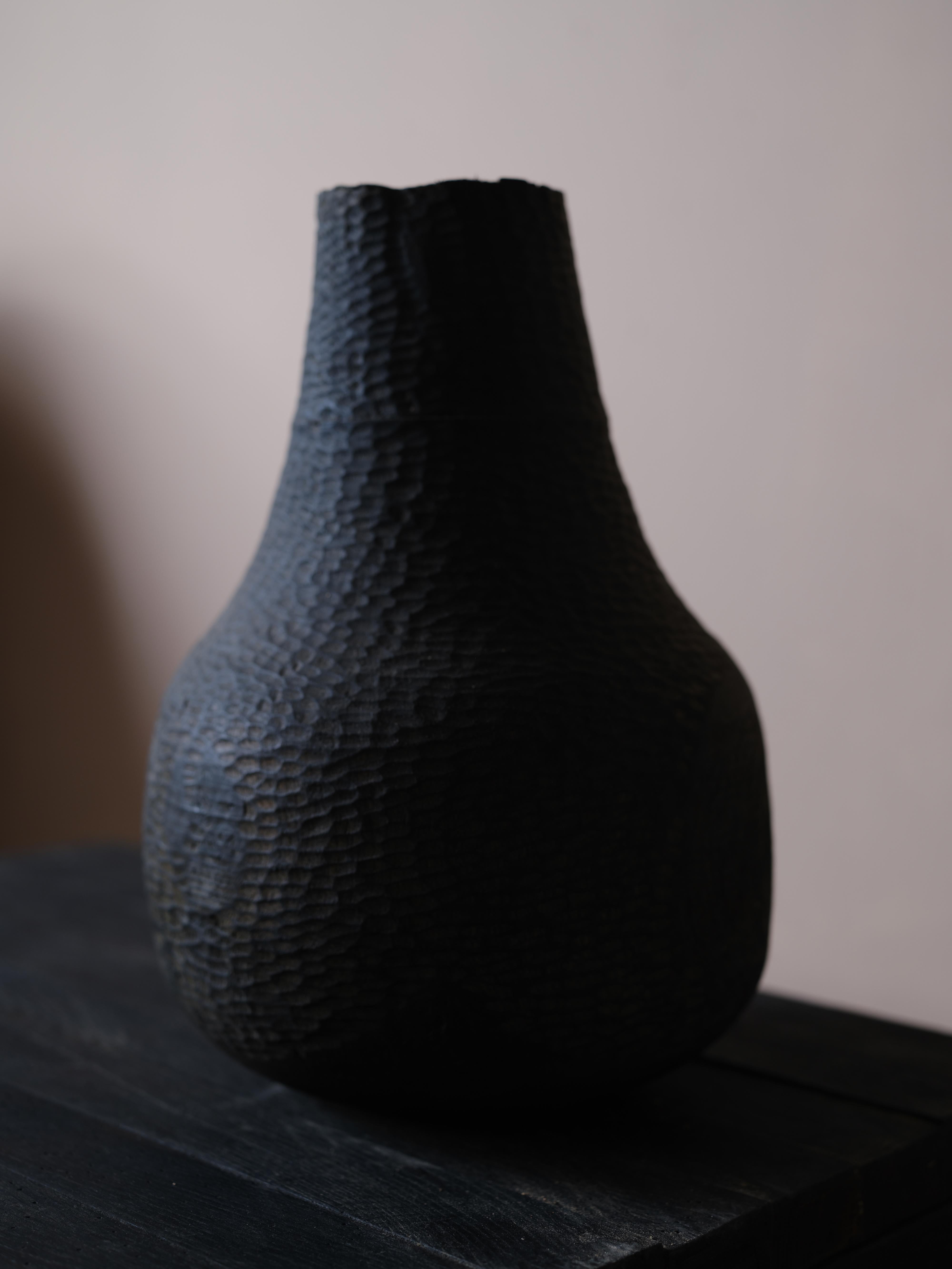 Noirci Vase en bois tourné avec surface sculptée à la main en Oak Oak Ebonisé. En stock en vente