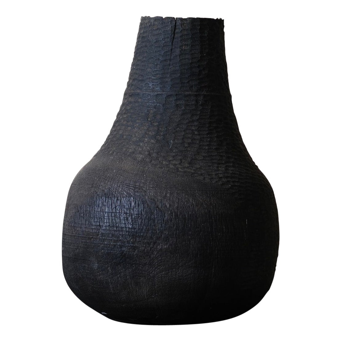 Vase en bois tourné avec surface sculptée à la main en Oak Oak Ebonisé. En stock en vente