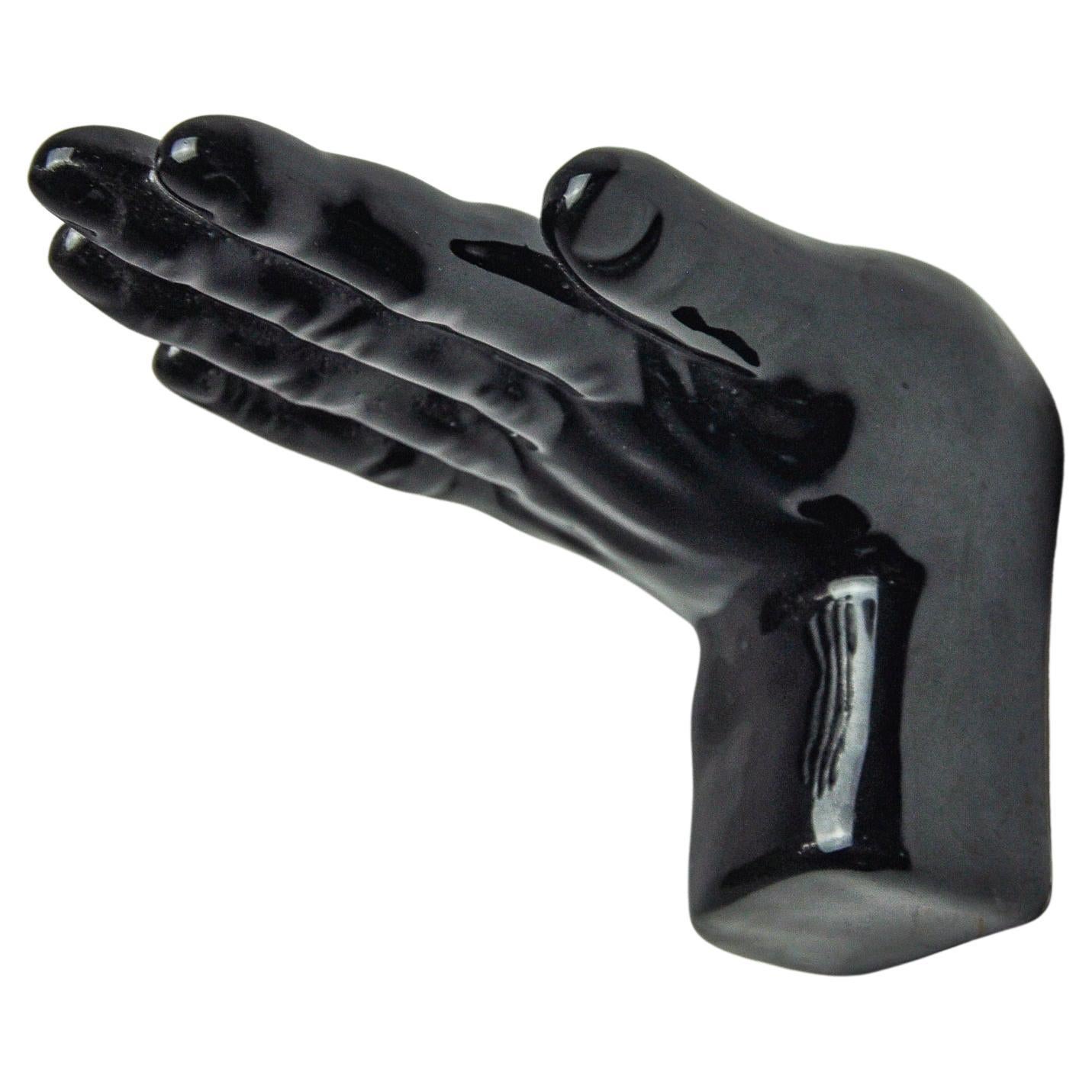 Aplique con forma de mano. Cerámica negra diseñada y fabricada en Francia en la década de 1980. Puede utilizarse como candelabro, soporte para libros o simple objeto decorativo de pared. Aportará un auténtico estilo 