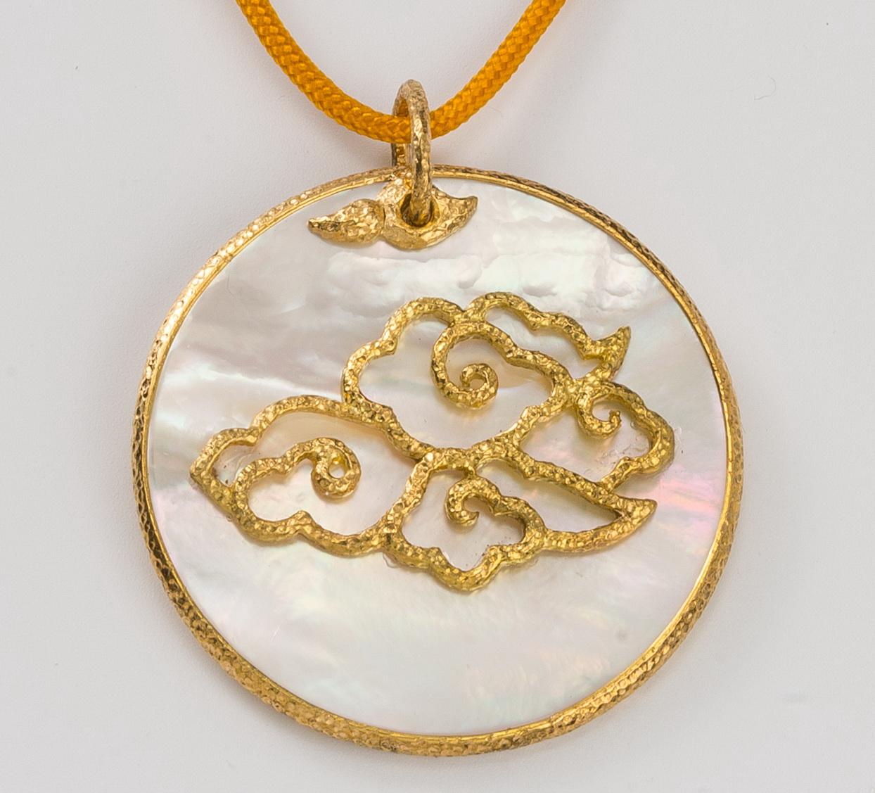 Hand-Worked Chinoiserie Pendant, Hand-Hammered 18 Karat Gold and Mother-of-Pearl In New Condition In Central, HK