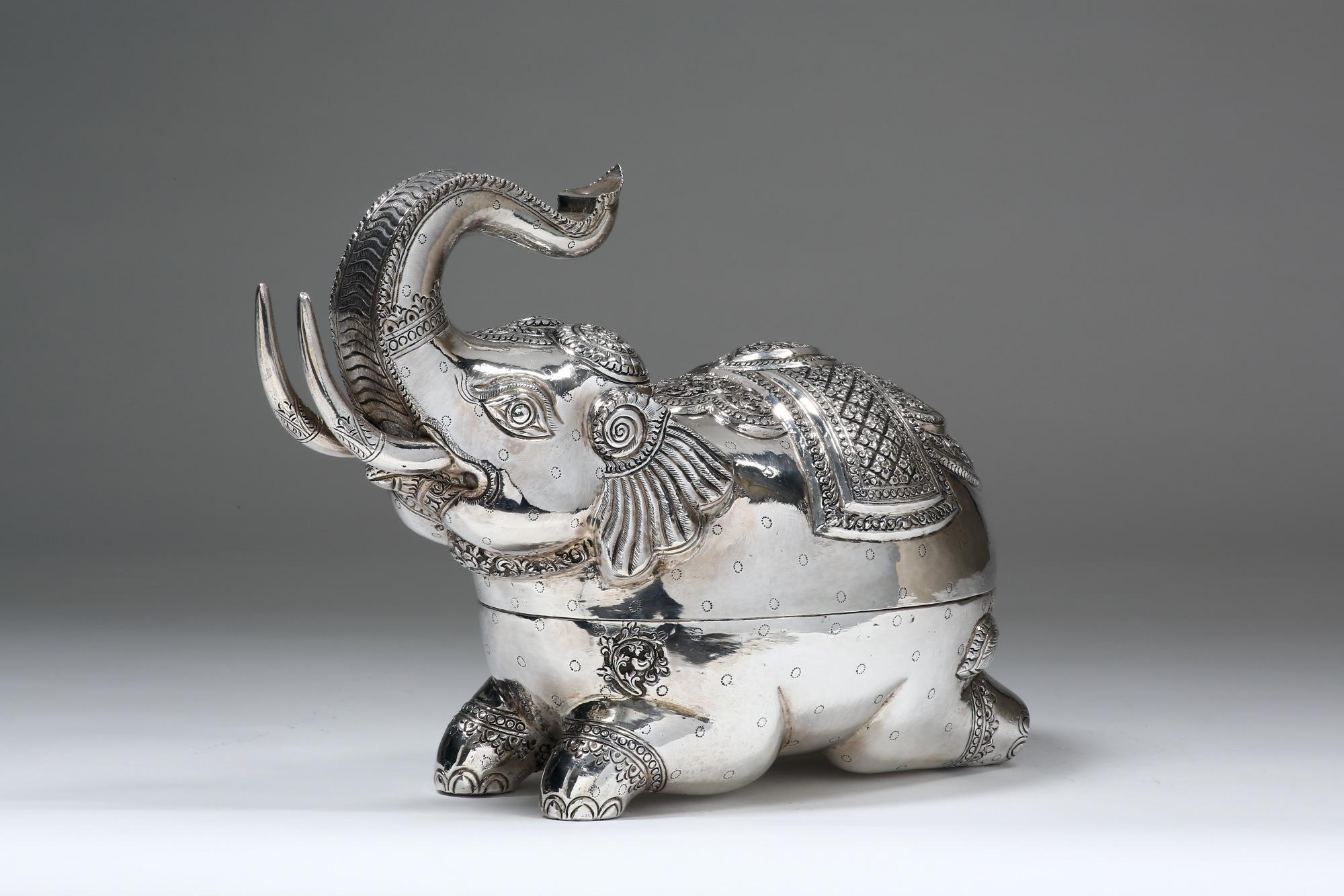 The contemporary solid silver elephant is handcrafted by experienced silversmiths with fine techniques. Every detail on the elephant is vividly presented with textures and extreme artisan skills. It is designed to be opened for storage space.
A