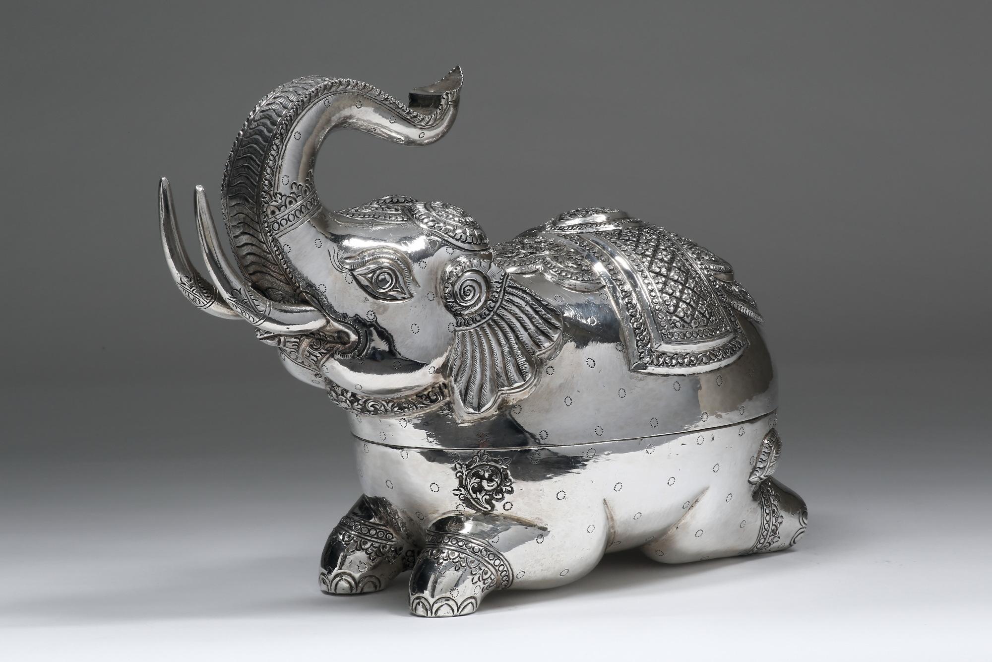 Handgearbeitete zeitgenössische Elefantenbox aus massivem Silber (Hongkong) im Angebot