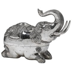 Boîte à éléphant contemporaine en argent massif travaillée à la main