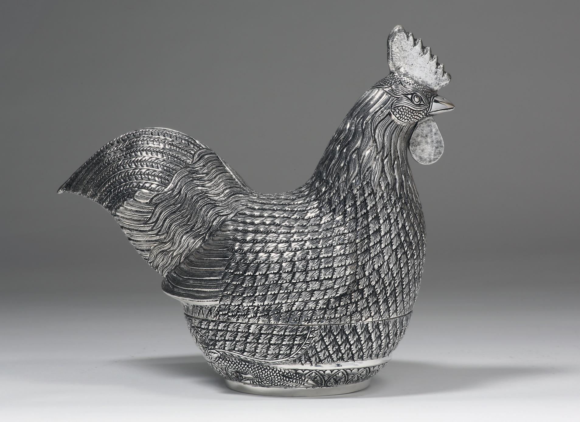 The contemporary solid silver rooster box is handcrafted by experienced silversmiths with fine techniques. Every feather on the rooster is vividly presented with details and textures. The rooster is designed to be opened for storage space.
A pair