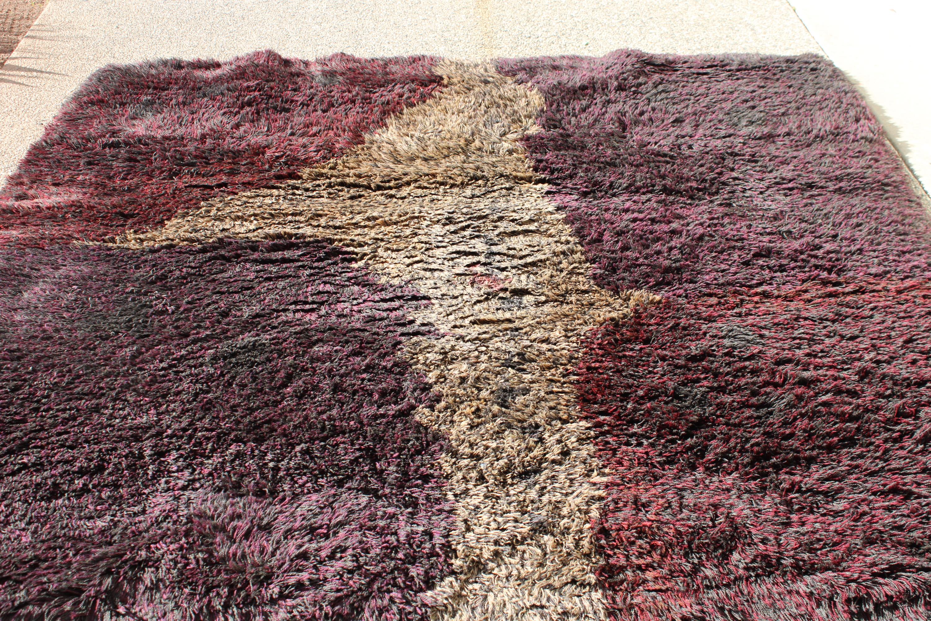 Handgewebter abstrakter Teppich entworfen von Timo Sarpaneva  (Mitte des 20. Jahrhunderts) im Angebot