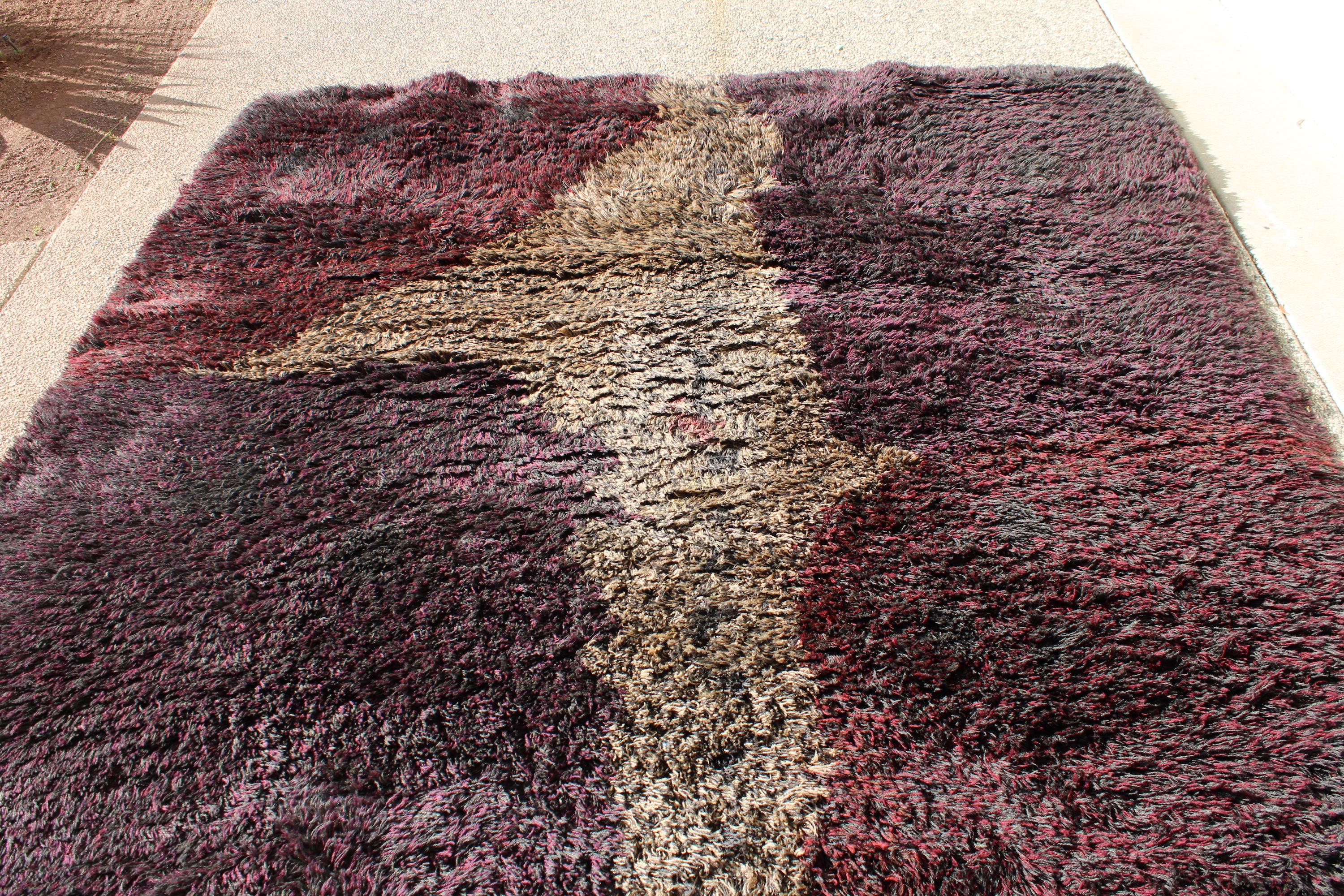 Handgewebter abstrakter Teppich entworfen von Timo Sarpaneva  (Wolle) im Angebot