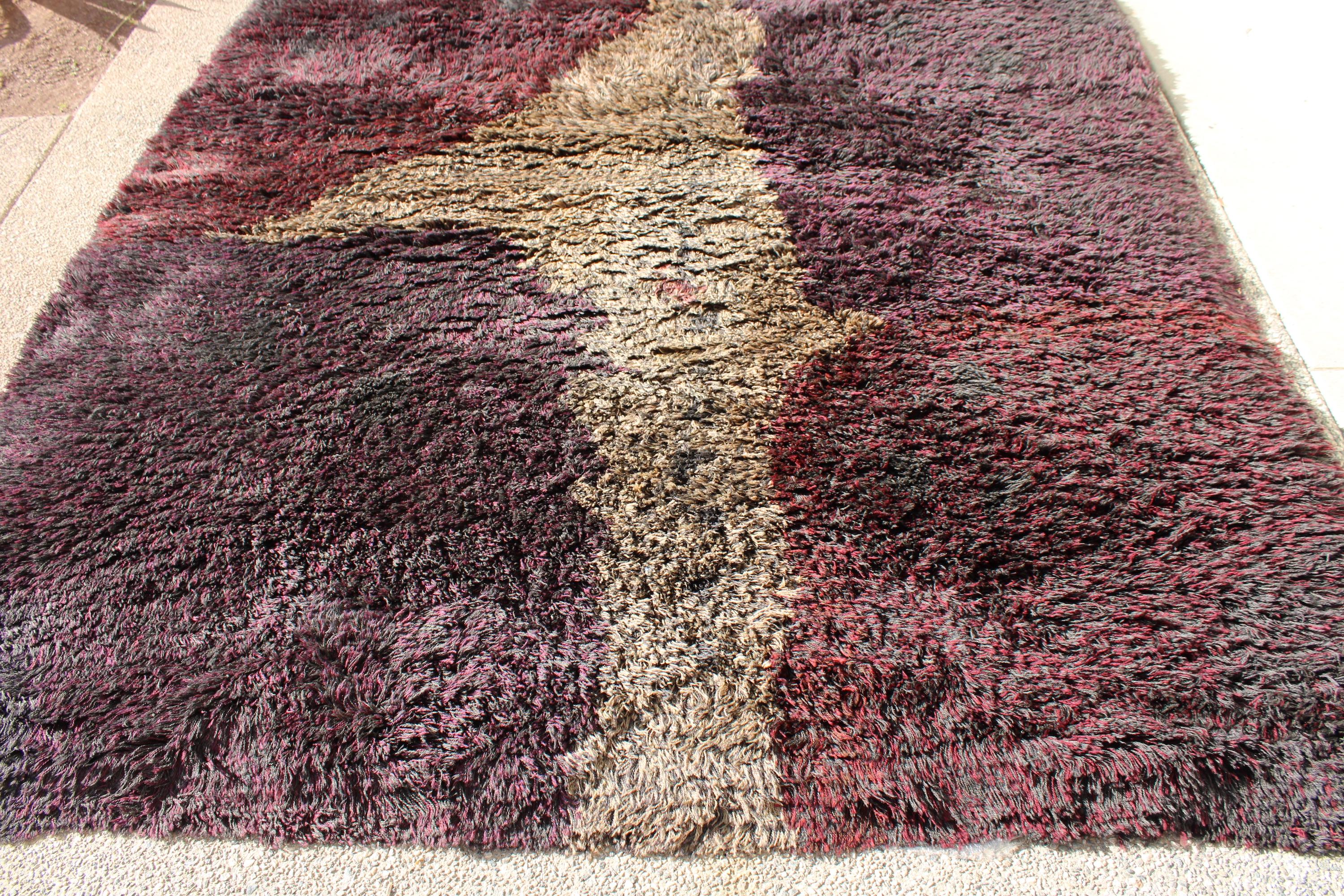Hand Woven Abstract Carpet Designed by Timo Sarpaneva For Sale 1
