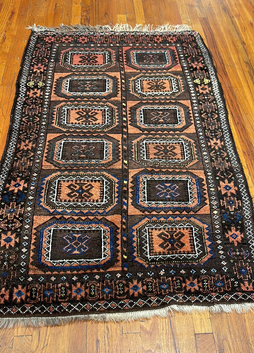 Dieser Teppich ist ein afghanischer Teppich, der von einer Weberei in Afghanistan gewebt wurde. Afghanistan blickt auf eine reiche Geschichte der Teppichknüpfkunst zurück. Das Design in diesem Stück ist ein Tribal-Allover-Muster. Die Farbkombination