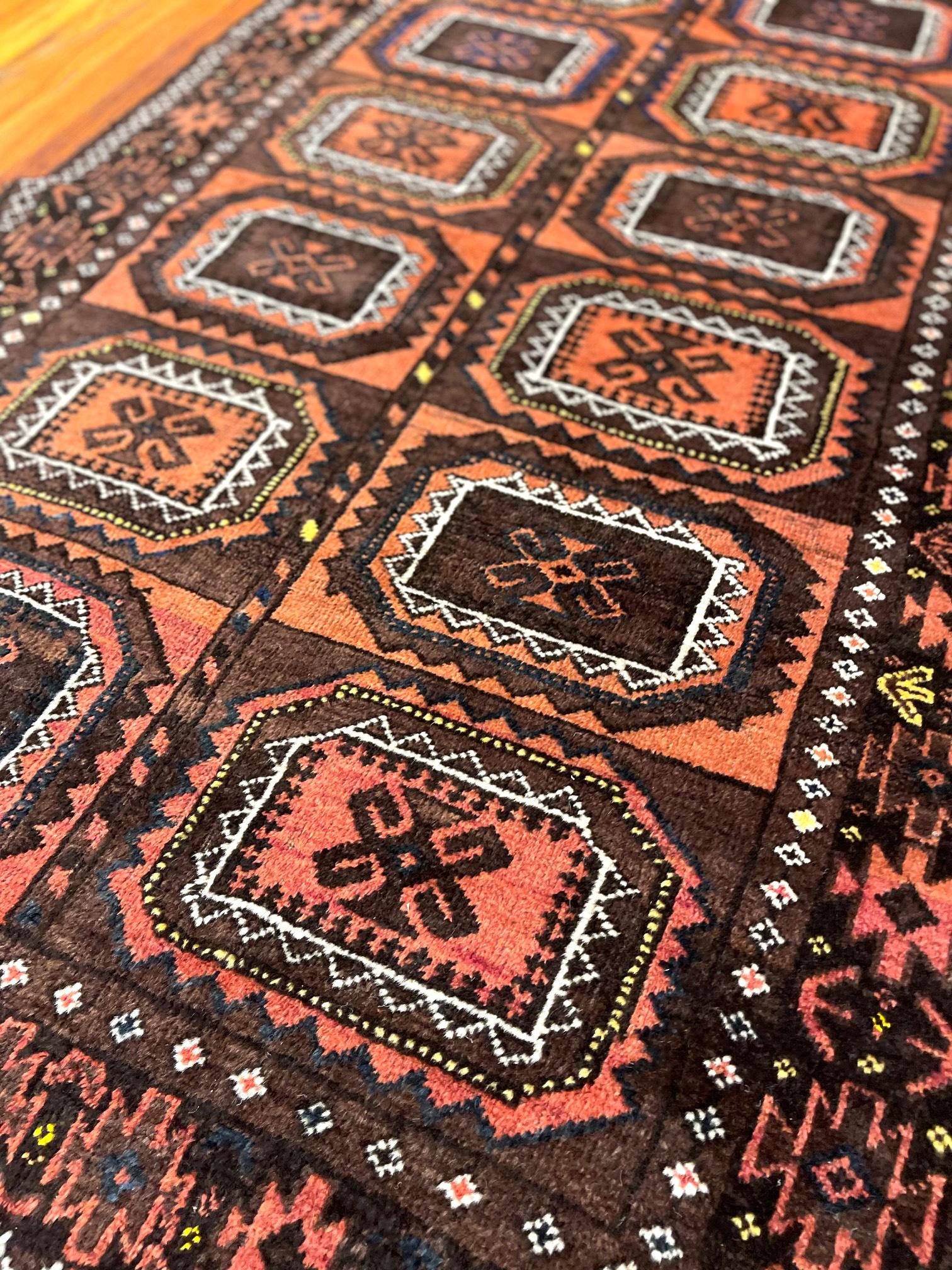 Handgewebter afghanischer Stammes-Teppich Allover Braun Orange  (Ende des 20. Jahrhunderts) im Angebot