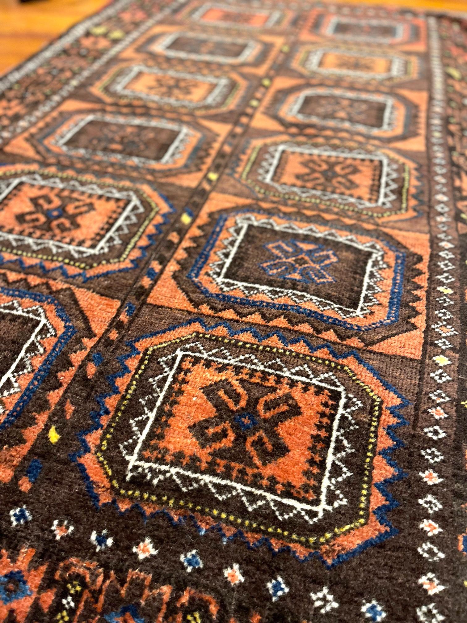 Handgewebter afghanischer Stammes-Teppich Allover Braun Orange  (Wolle) im Angebot