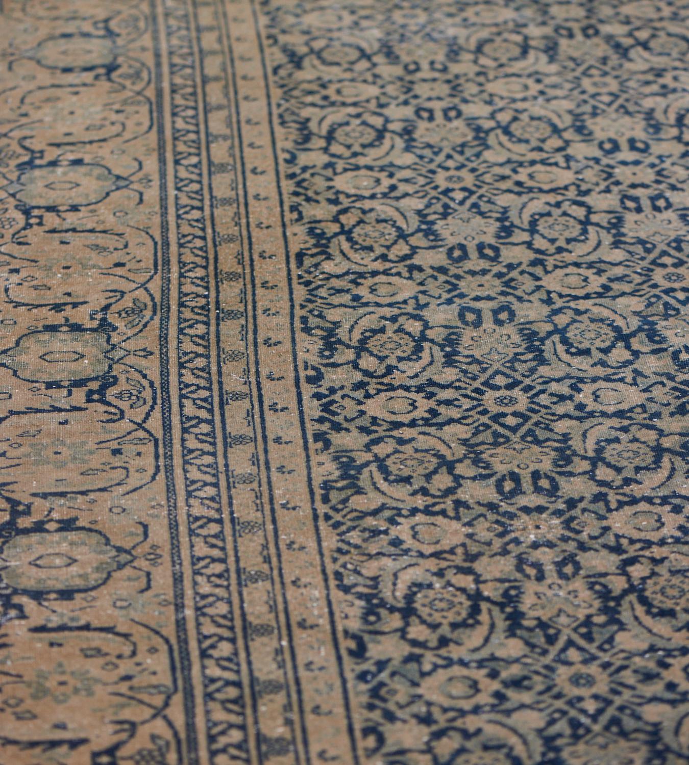 20ième siècle Tapis Tabriz authentiquement persan tissé à la main, Antiquités, vers 1900, motif Herati bleu en vente