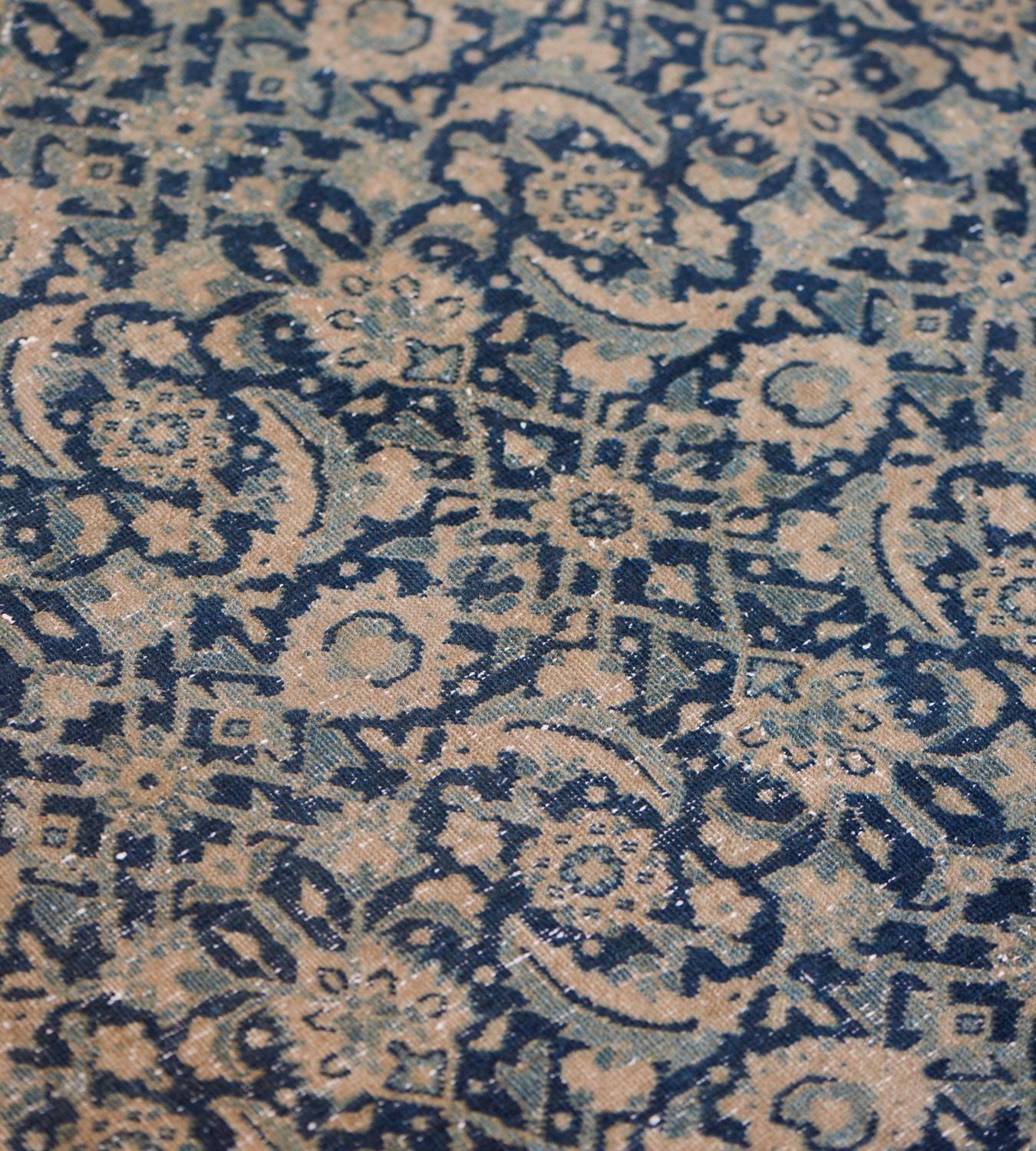 Handgewebter antiker persischer Täbris-Teppich mit blauem Herati-Pattern aus der Zeit um 1900 (20. Jahrhundert) im Angebot