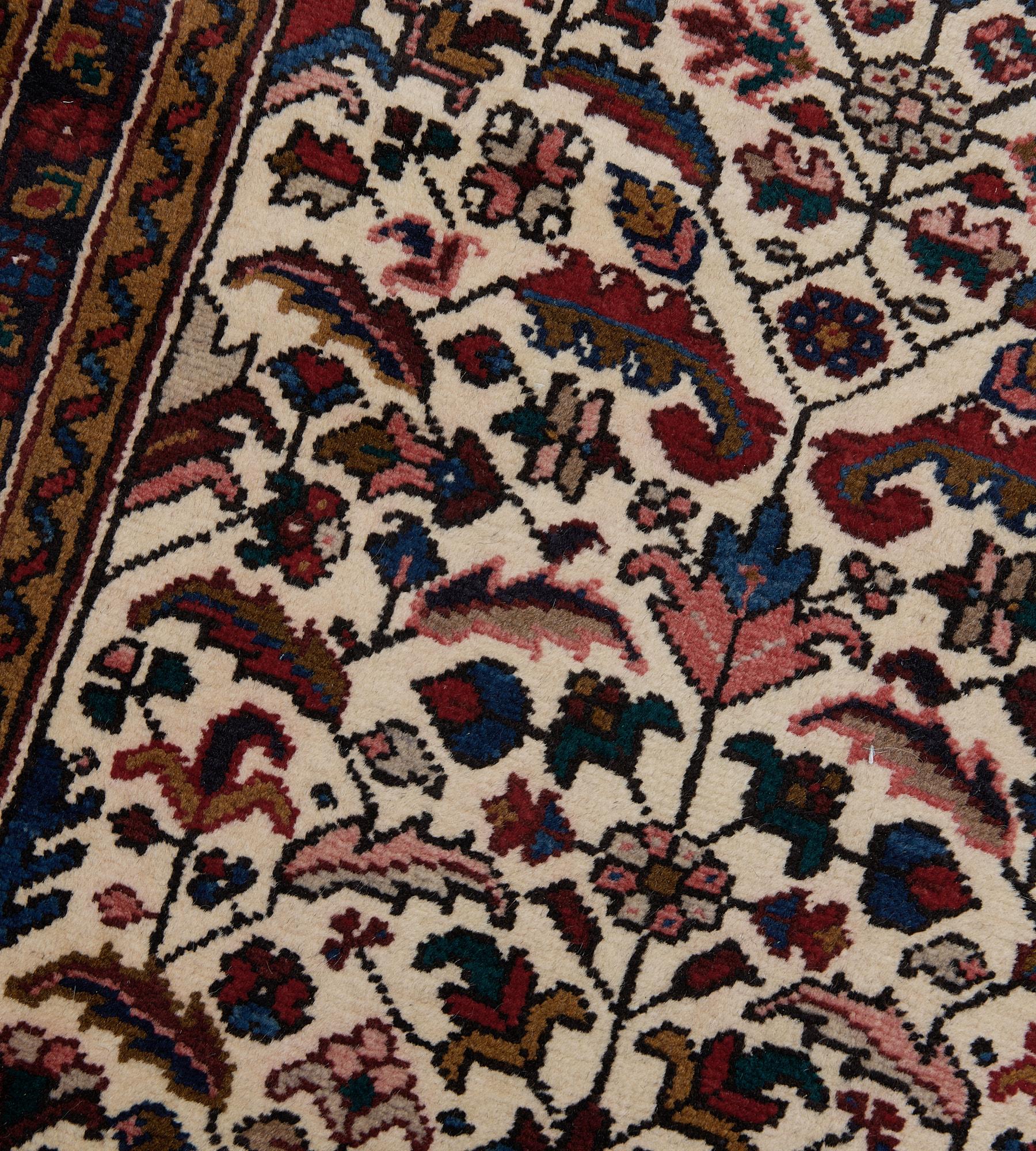 Hand-Woven Antique Floral Wool Persian Heriz Runner In Good Condition For Sale In West Hollywood, CA