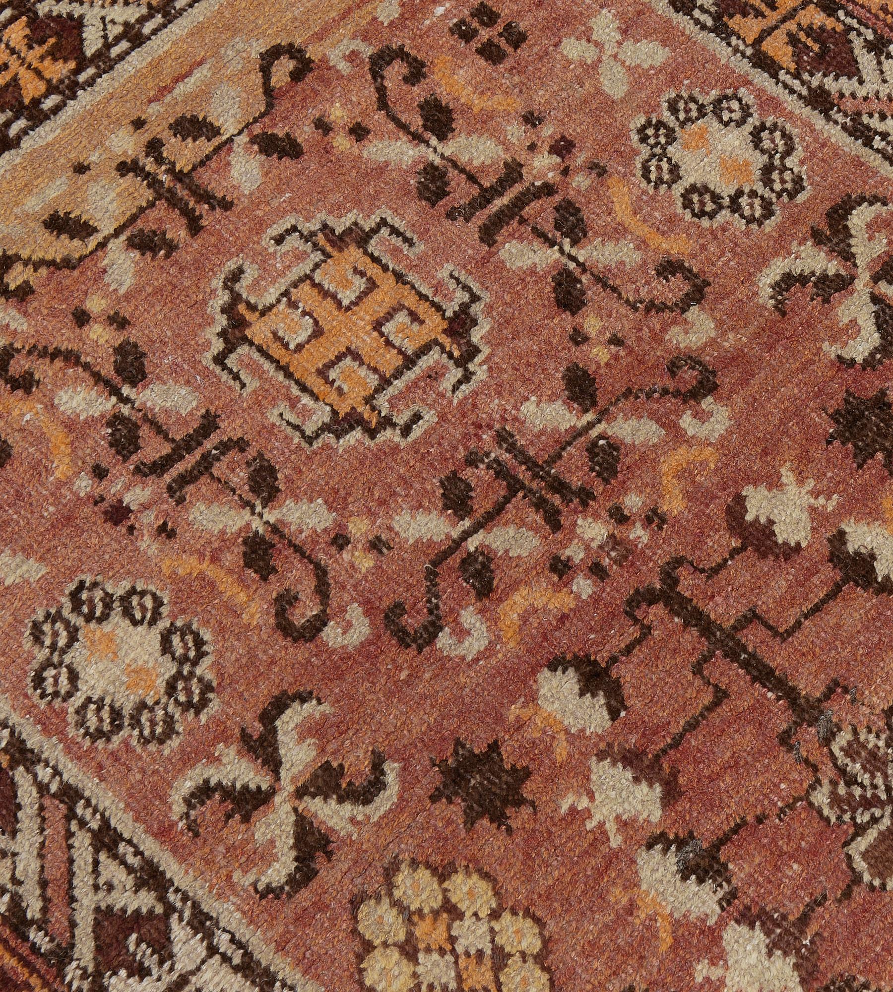 Turkestan oriental Chemin de table en laine Khotan à motifs floraux, tissé à la main à l'ancienne, de couleur brun renard en vente