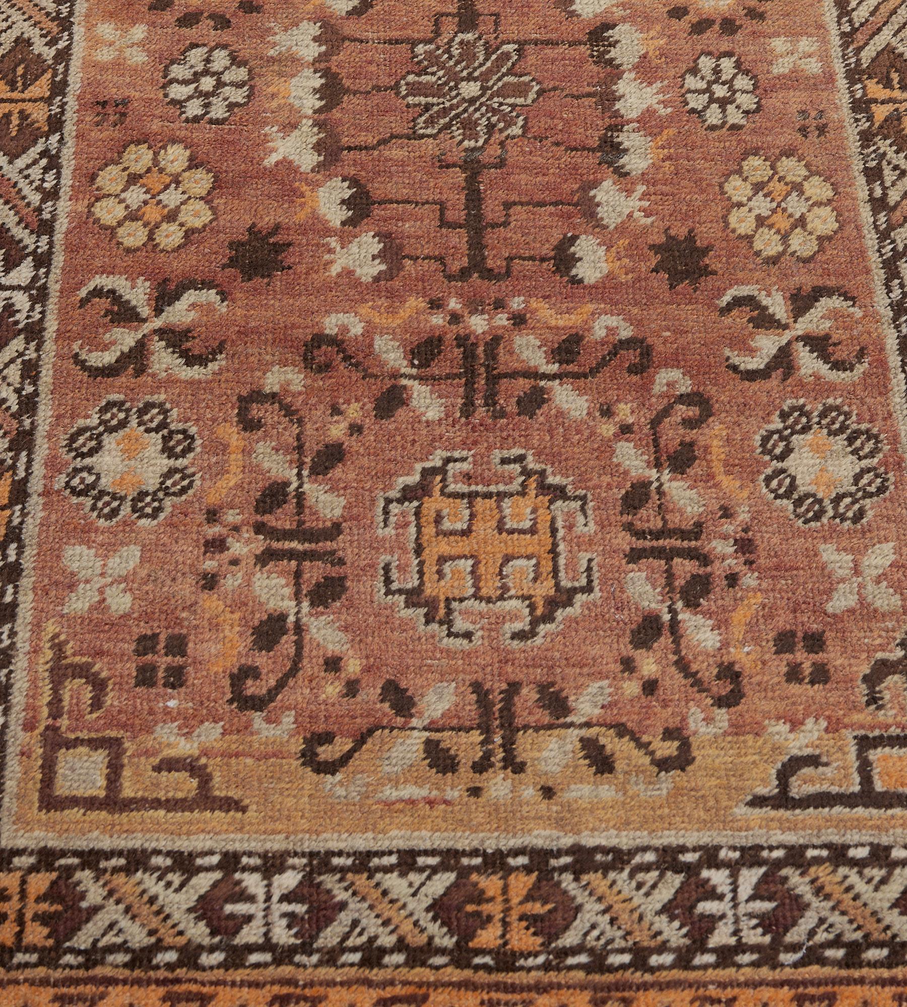 Tissé à la main Chemin de table en laine Khotan à motifs floraux, tissé à la main à l'ancienne, de couleur brun renard en vente