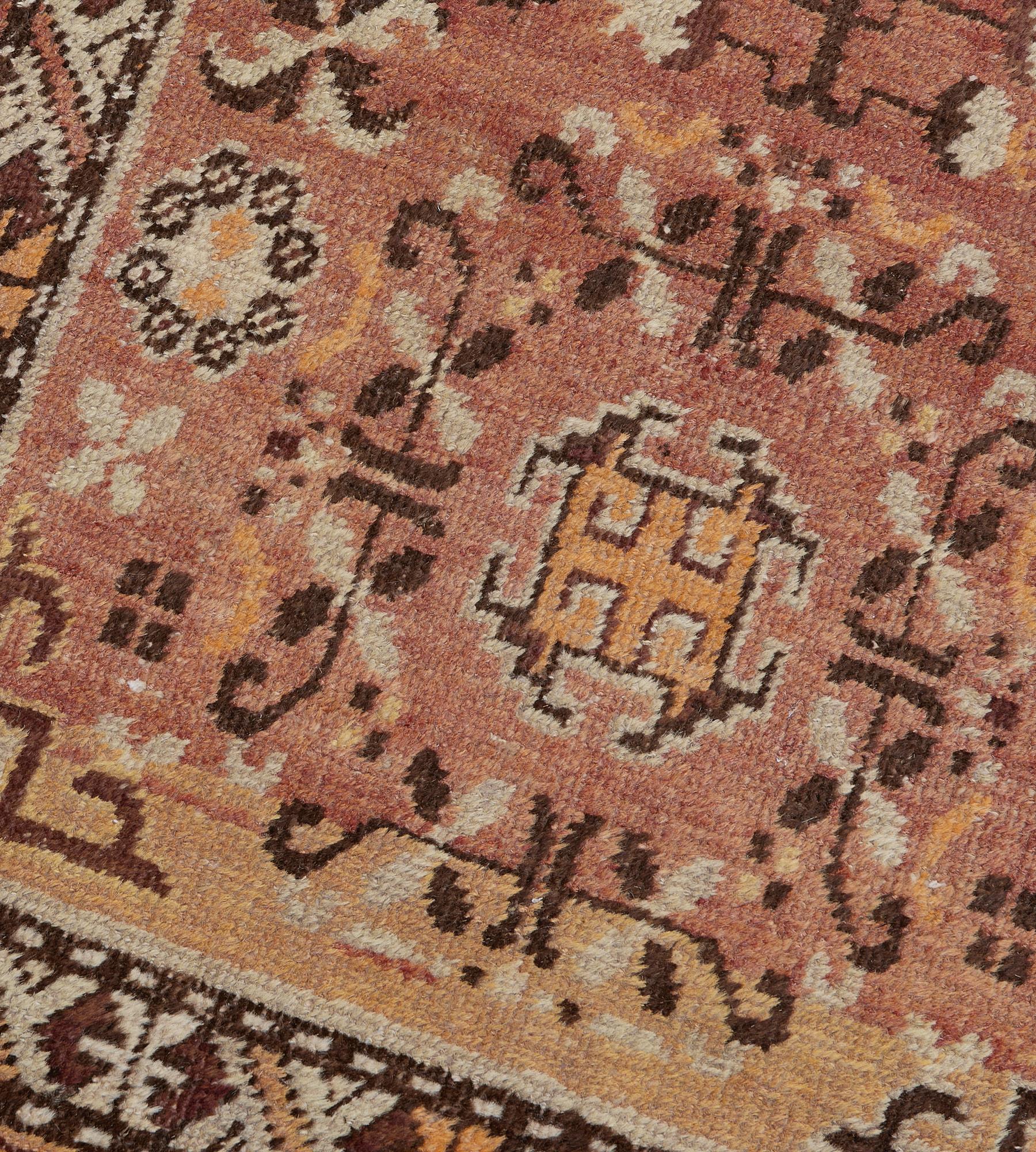 Chemin de table en laine Khotan à motifs floraux, tissé à la main à l'ancienne, de couleur brun renard Bon état - En vente à West Hollywood, CA