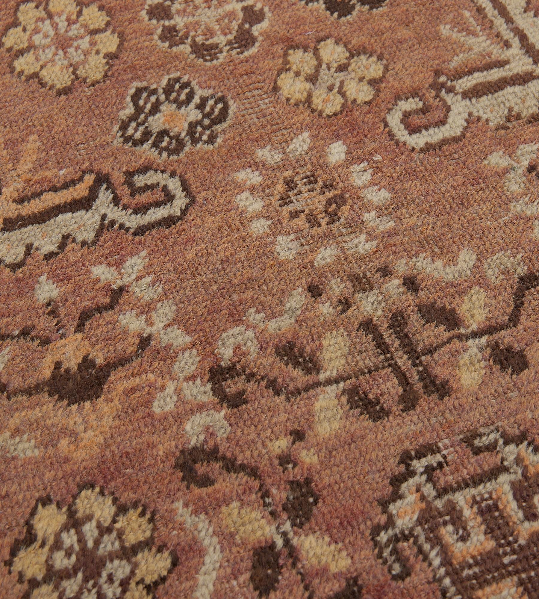 20ième siècle Chemin de table en laine Khotan à motifs floraux, tissé à la main à l'ancienne, de couleur brun renard en vente