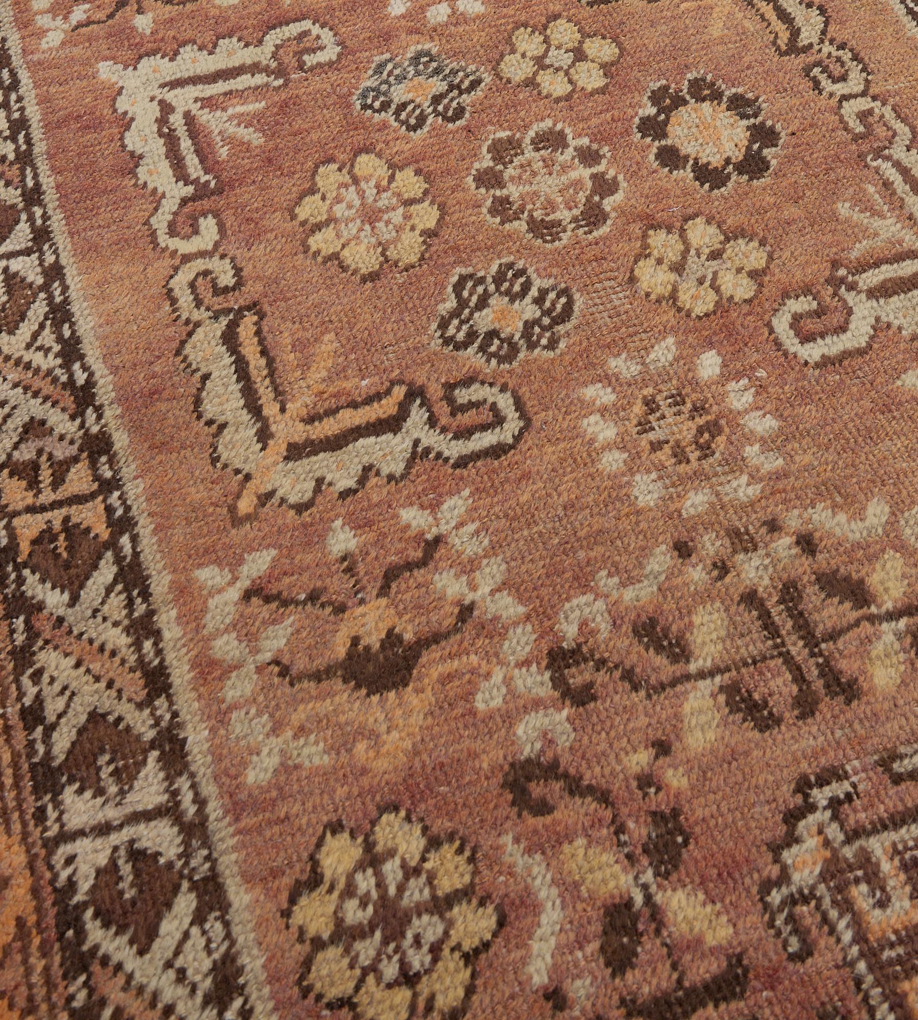 Chemin de table en laine Khotan à motifs floraux, tissé à la main à l'ancienne, de couleur brun renard en vente 1