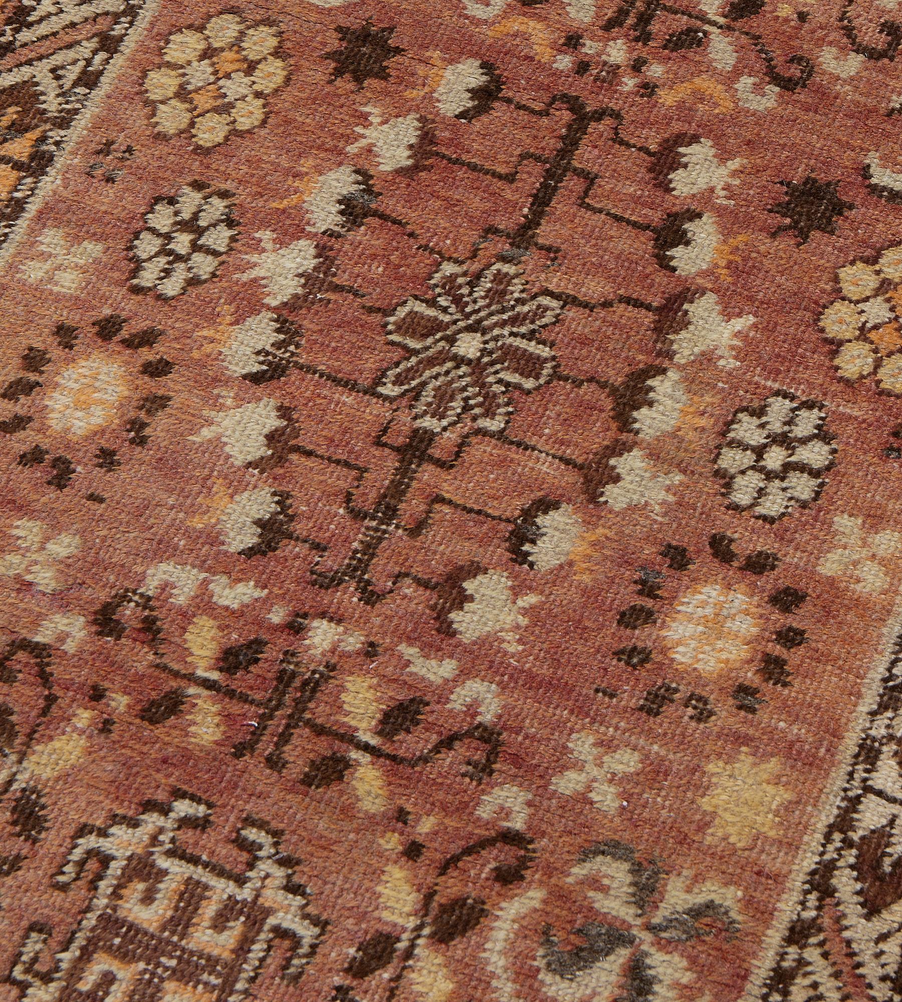 Chemin de table en laine Khotan à motifs floraux, tissé à la main à l'ancienne, de couleur brun renard en vente 2