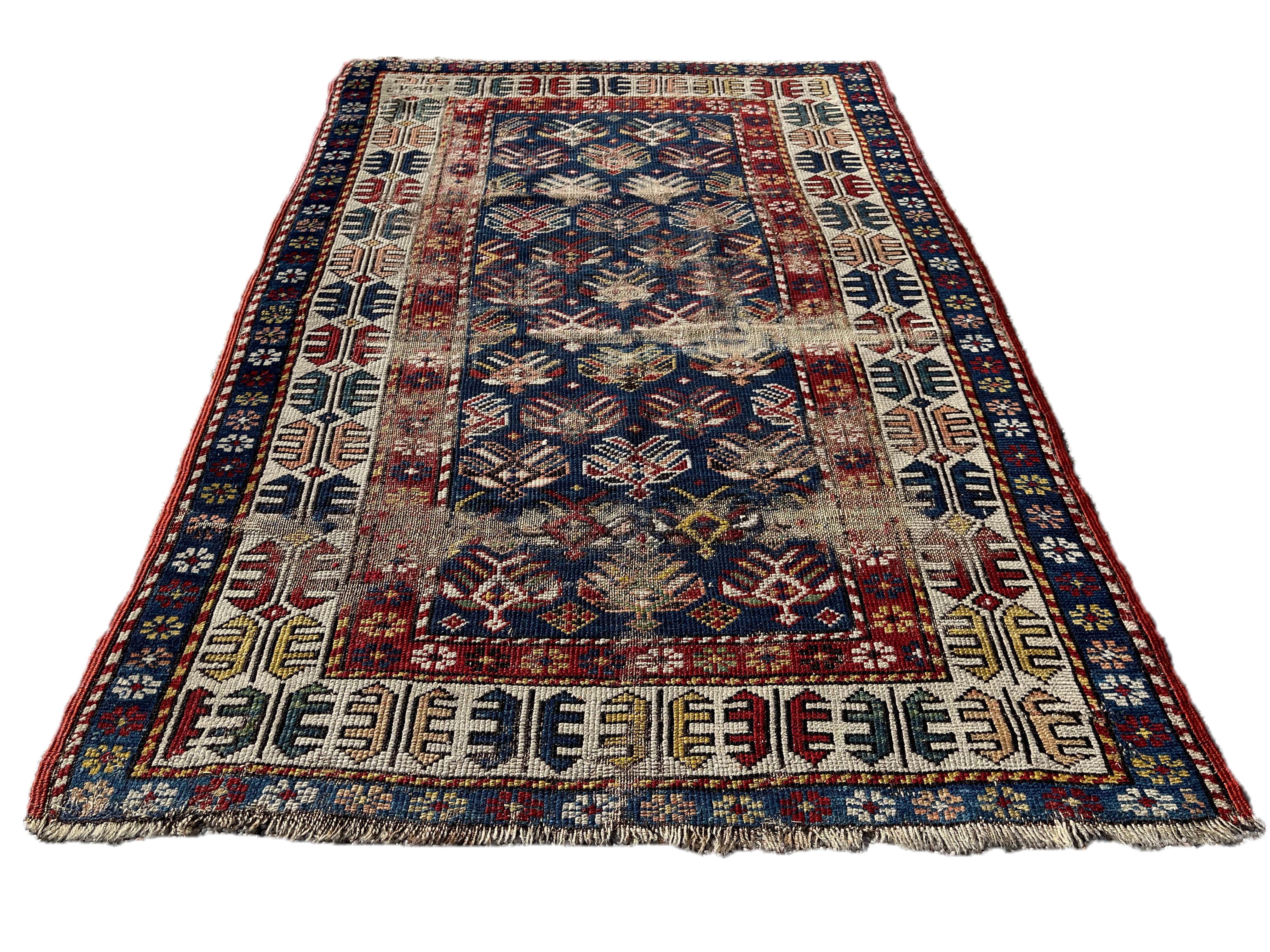 Tapis ancien du Caucase tissé à la main. Daté de 1306.

Magnifique tapis tissé à la main avec de belles combinaisons de couleurs et une laine de bonne qualité.
