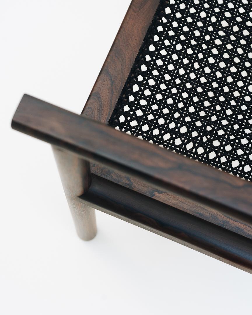 Handgewebter Sessel aus tropischem Ziricote-Holz – limitierte Auflage (Moderne) im Angebot
