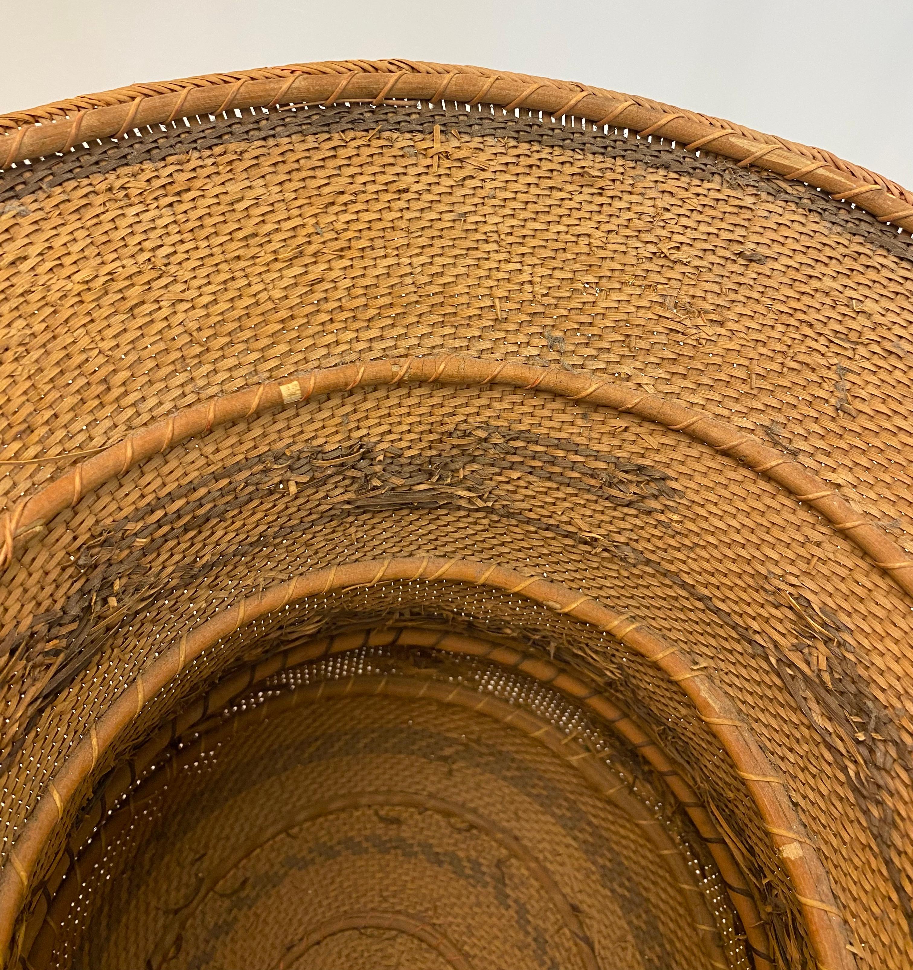 A fine hand woven basket featuring Ye'kuana Wuwa (Wiwa) - Monkeys. 

This basket is a unique piece of art made by the hands of the Ye'kuana women from deep in the Amazon of Venezuela. The designs reflect sacred and natural symbols from both their