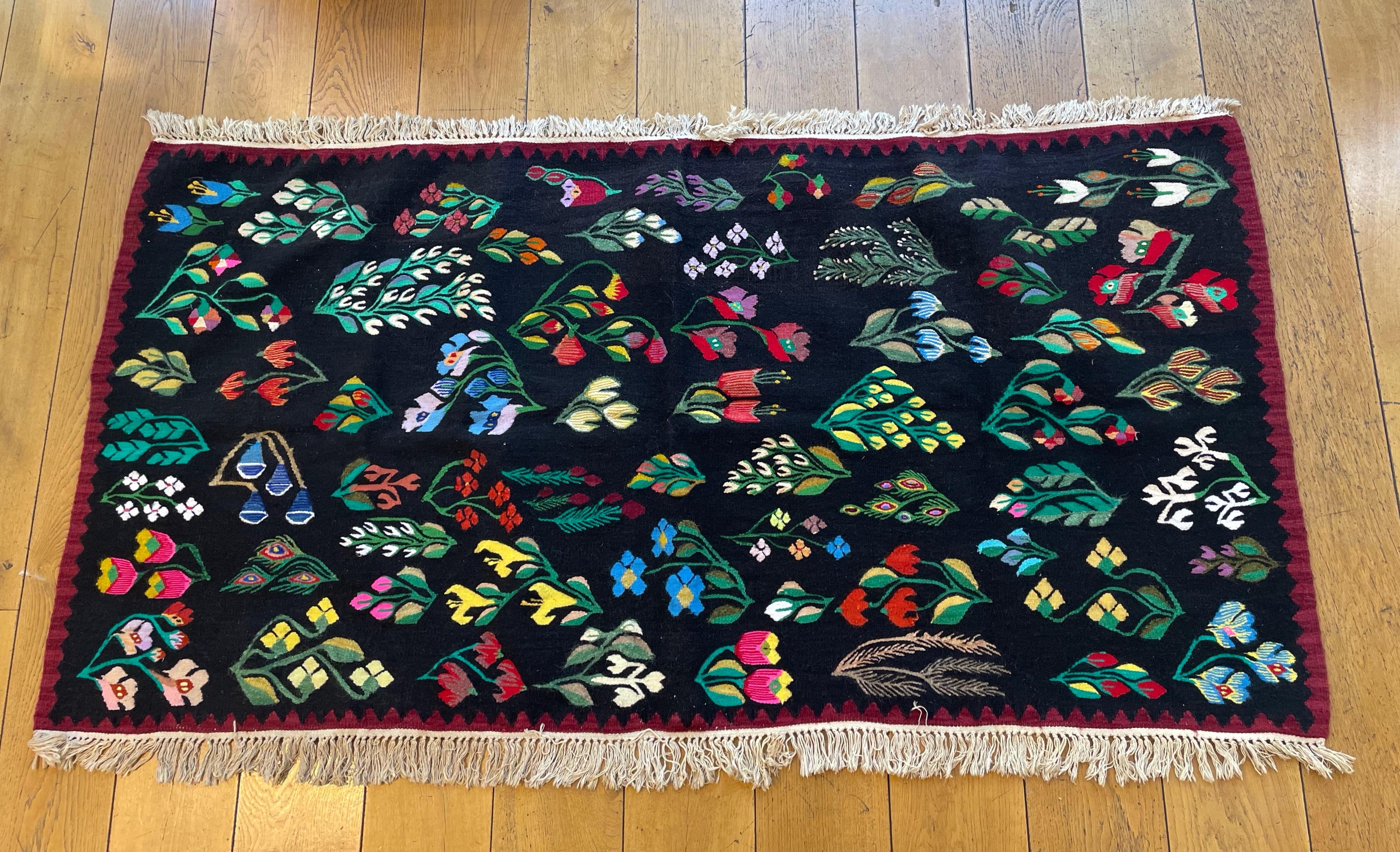 Hand Woven Bessarabian Kelim with Floral Pattern, 1940 In Good Condition For Sale In Vienna, Austria