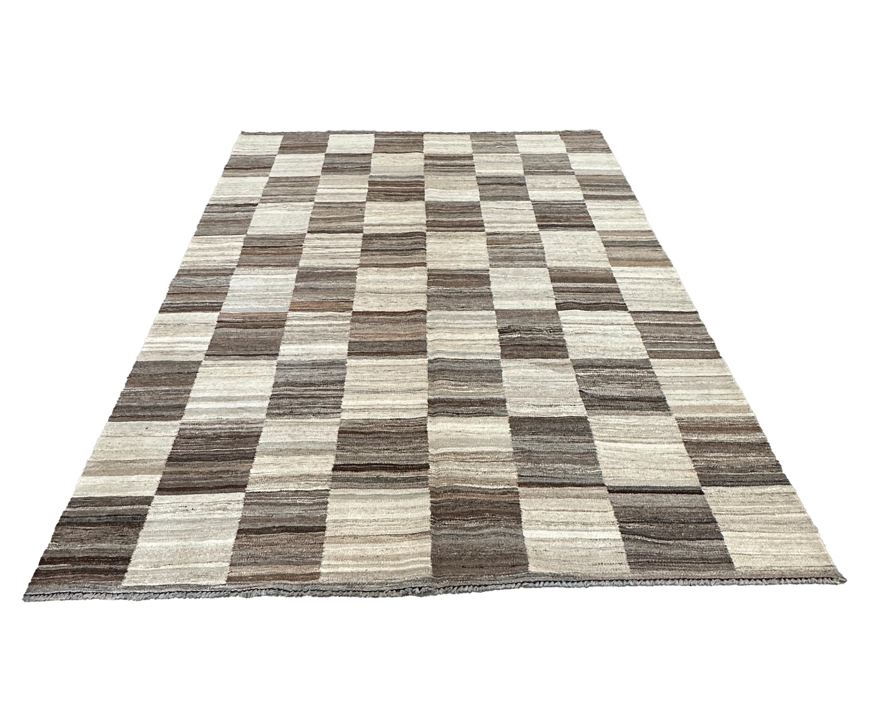 Handgewebter brauner und cremefarbener karierter Kilim-Flachgewebeteppich (Afghanisch) im Angebot