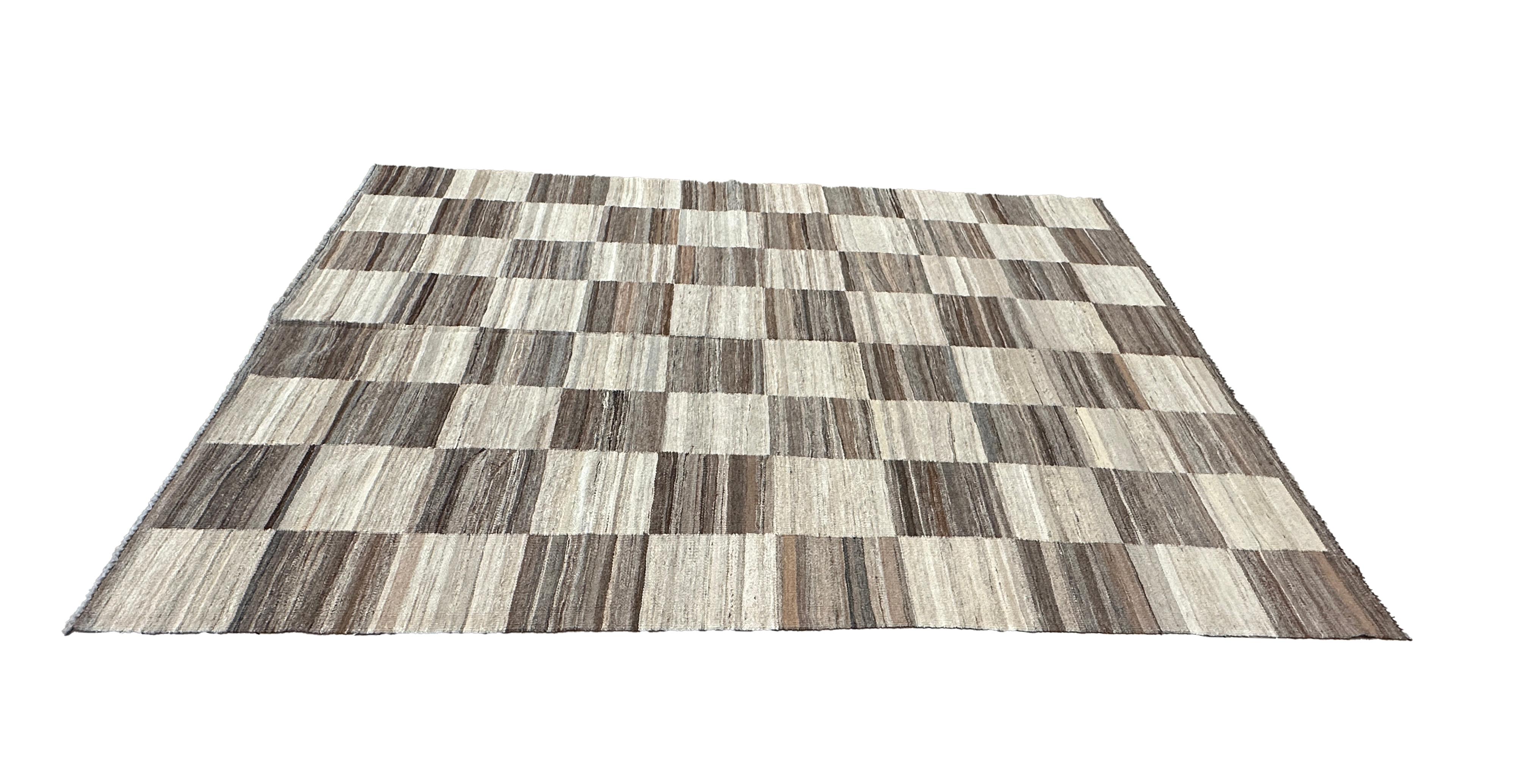 Handgewebter brauner und cremefarbener karierter Kilim-Flachgewebeteppich im Zustand „Neu“ im Angebot in West Hollywood, CA