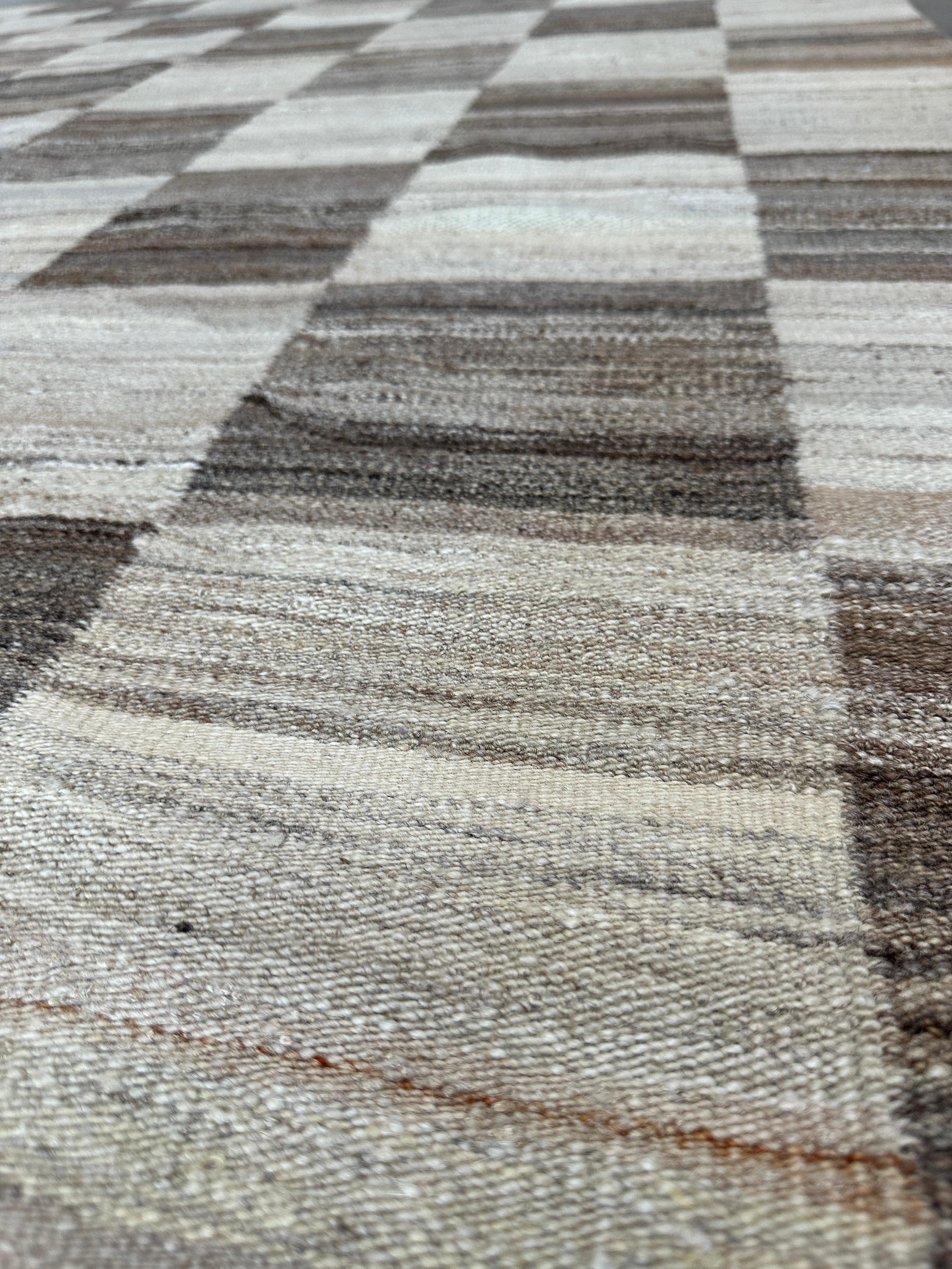 Handgewebter brauner und cremefarbener karierter Kilim-Flachgewebeteppich im Angebot 1