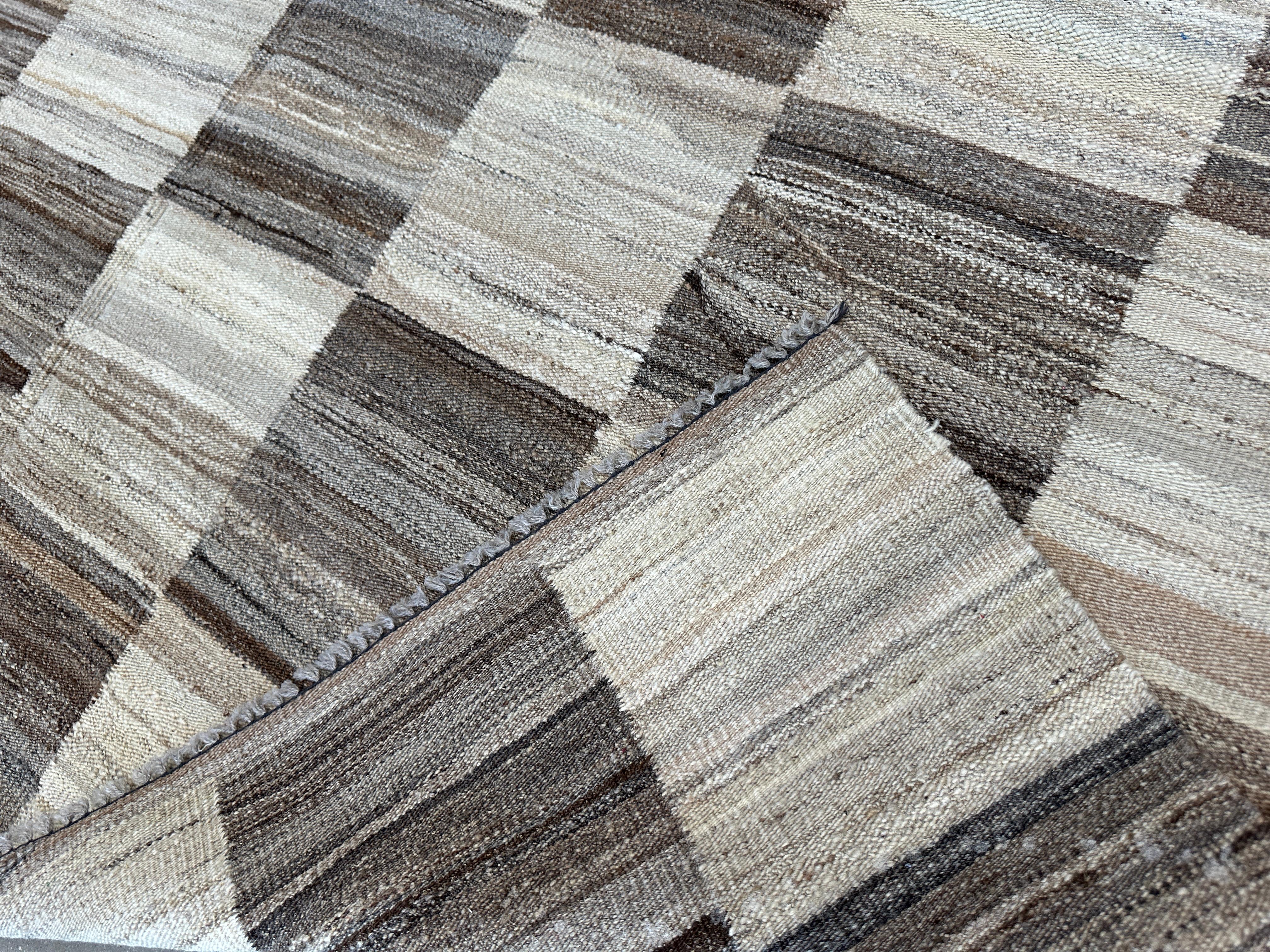 Handgewebter brauner und cremefarbener karierter Kilim-Flachgewebeteppich im Angebot 2
