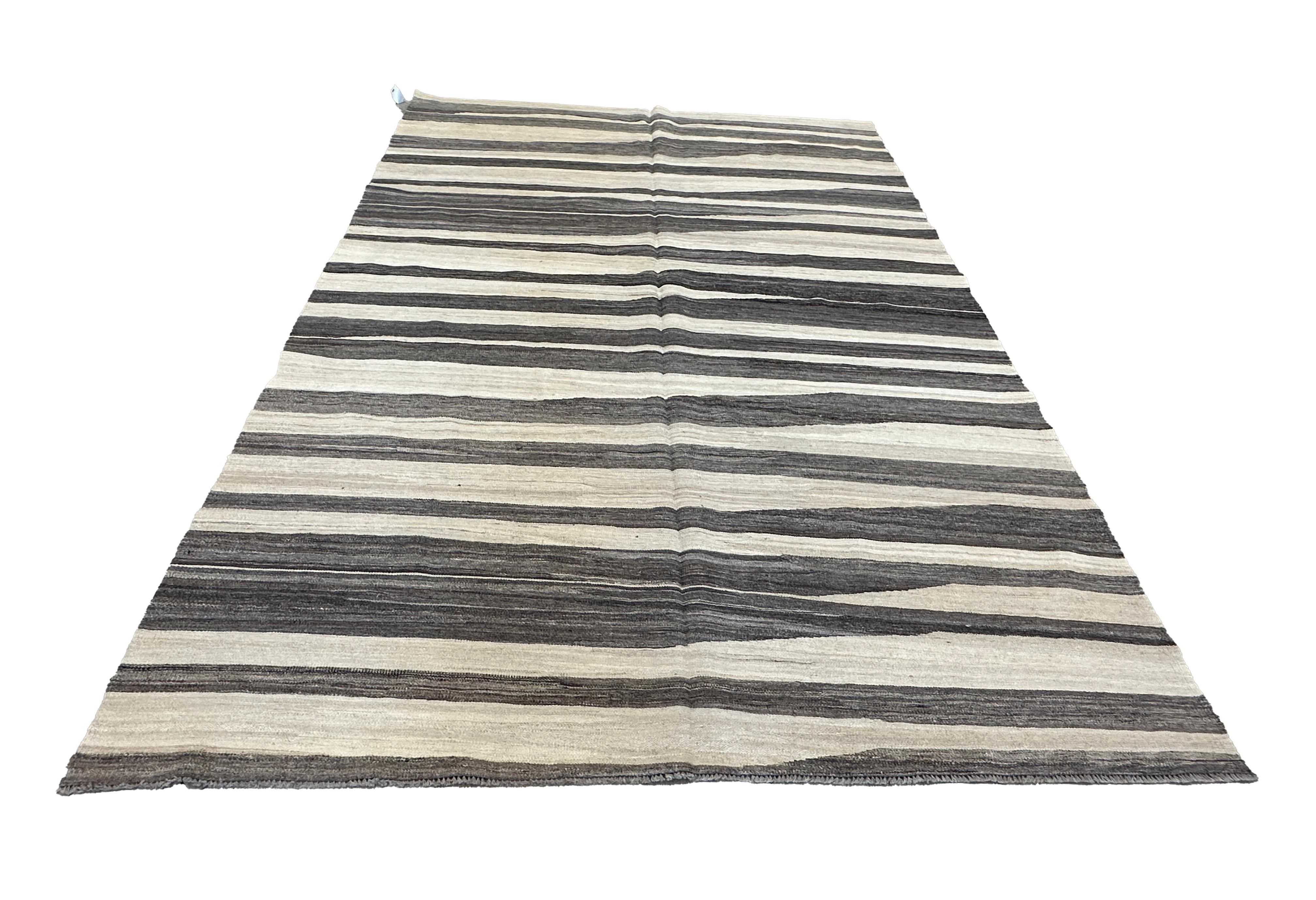 Handgewebter brauner und cremefarbener Kilim-Flachgewebe-Teppich 7x10 (Afghanisch) im Angebot