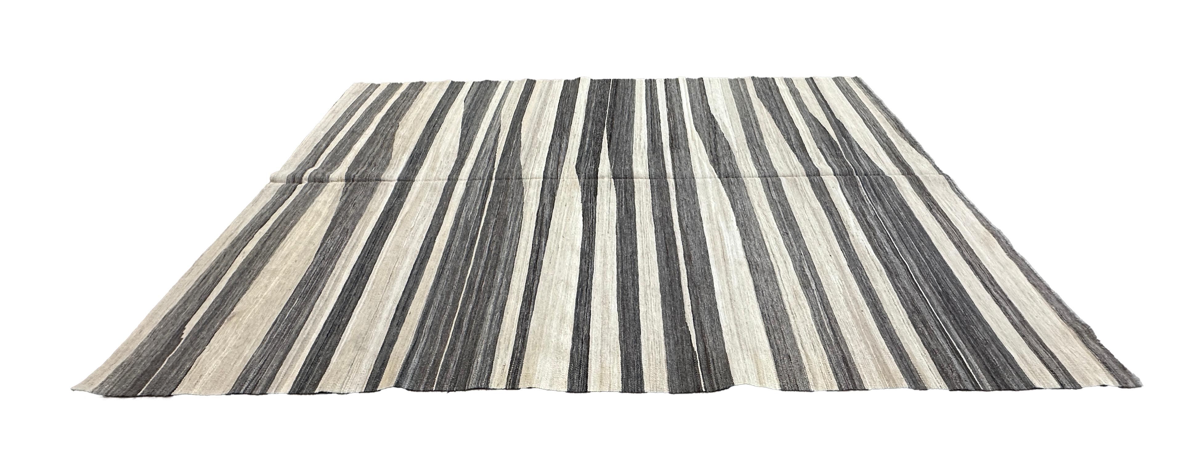 Handgewebter brauner und cremefarbener Kilim-Flachgewebe-Teppich 7x10 im Zustand „Neu“ im Angebot in West Hollywood, CA