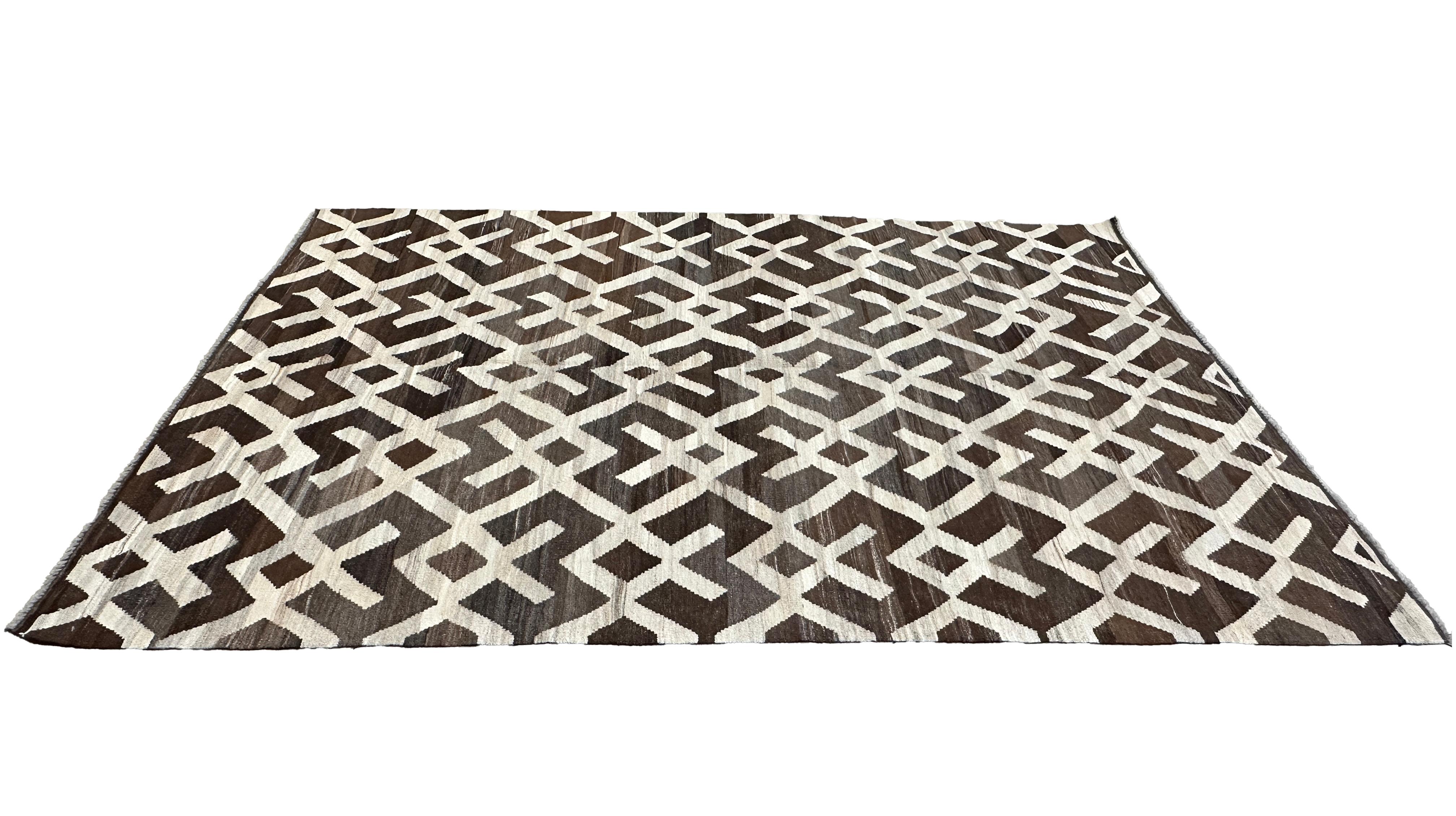 Handgewebter brauner und cremefarbener Flachgewebe-Teppich in Kilim-Optik im Zustand „Neu“ im Angebot in West Hollywood, CA