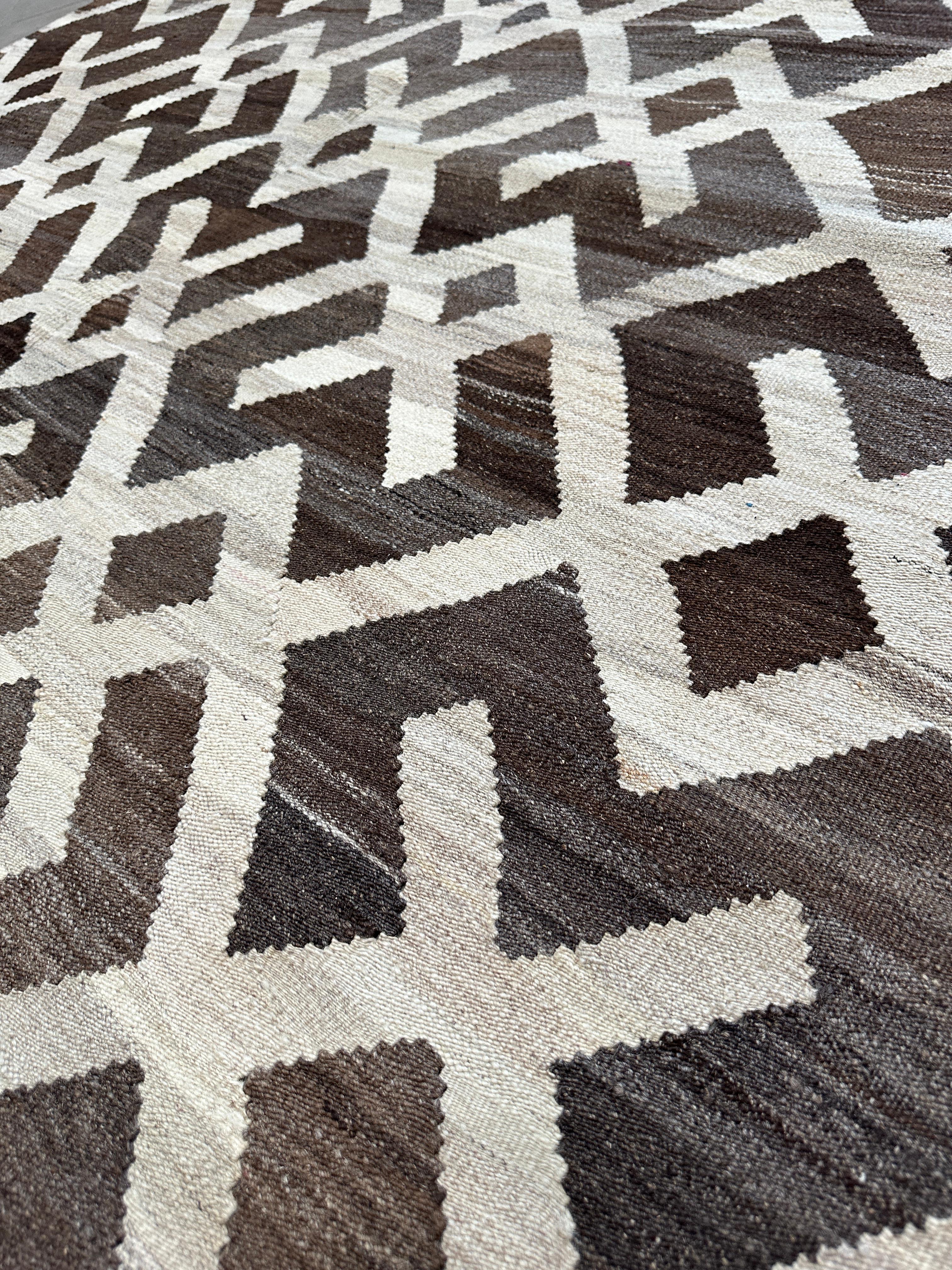 Handgewebter brauner und cremefarbener Flachgewebe-Teppich in Kilim-Optik (21. Jahrhundert und zeitgenössisch) im Angebot