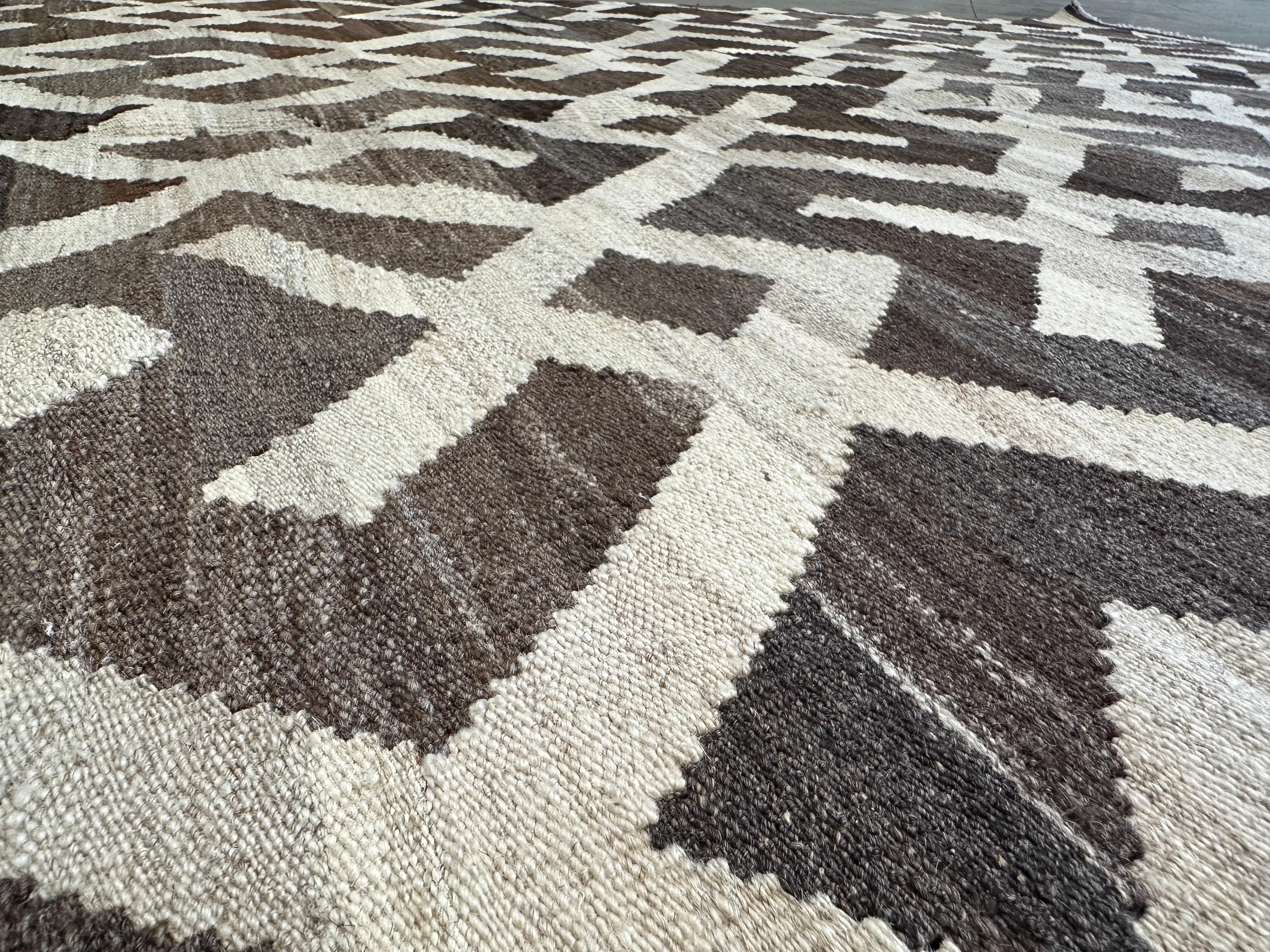 Handgewebter brauner und cremefarbener Flachgewebe-Teppich in Kilim-Optik (Wolle) im Angebot