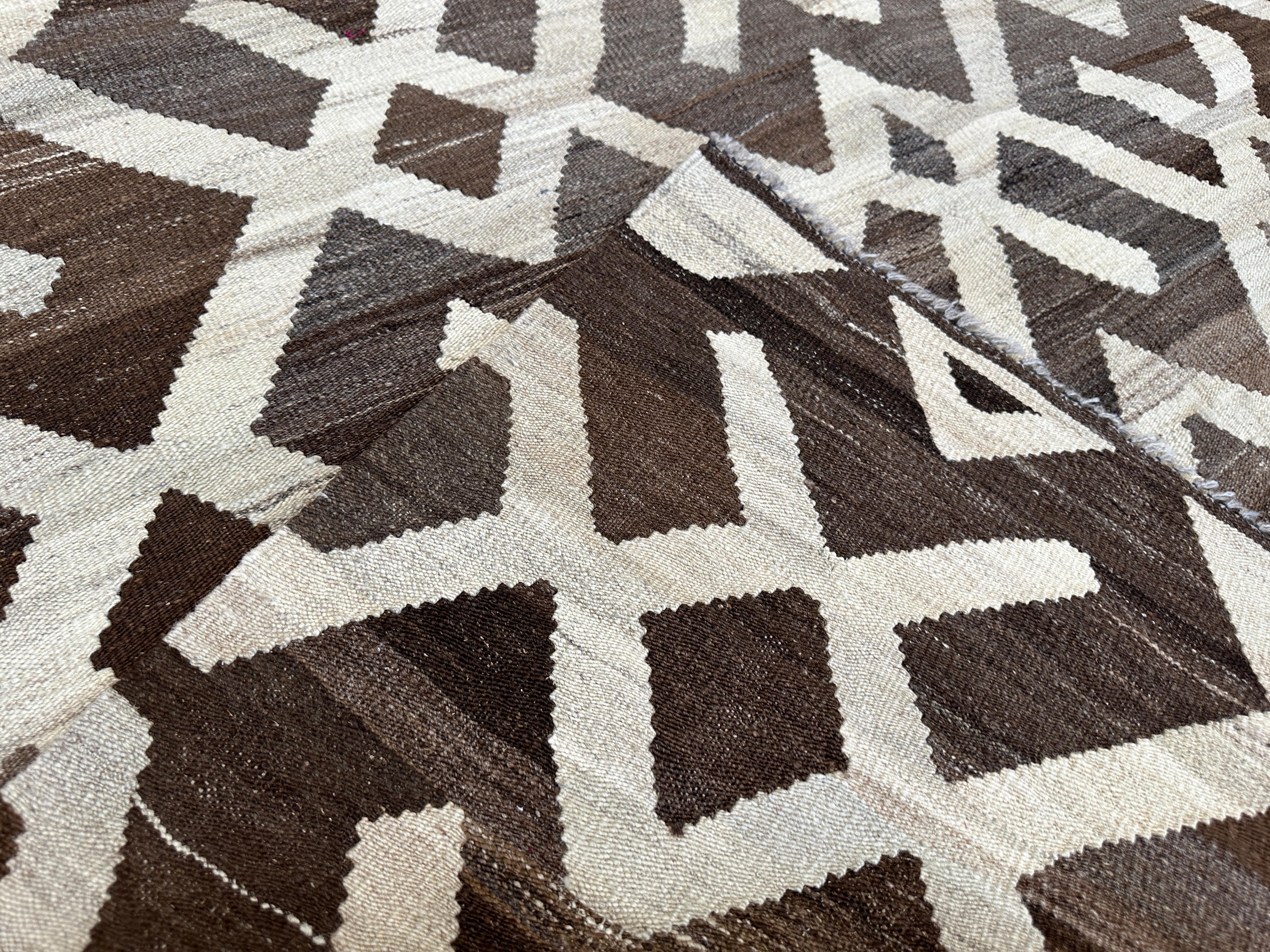 Handgewebter brauner und cremefarbener Flachgewebe-Teppich in Kilim-Optik im Angebot 1