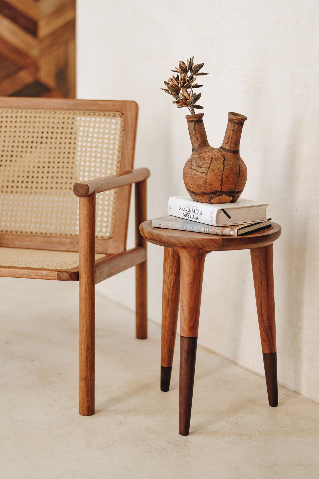 Handgeflochtener Contemporary-Sessel aus karibischem Nussbaum (Hartholz) im Angebot