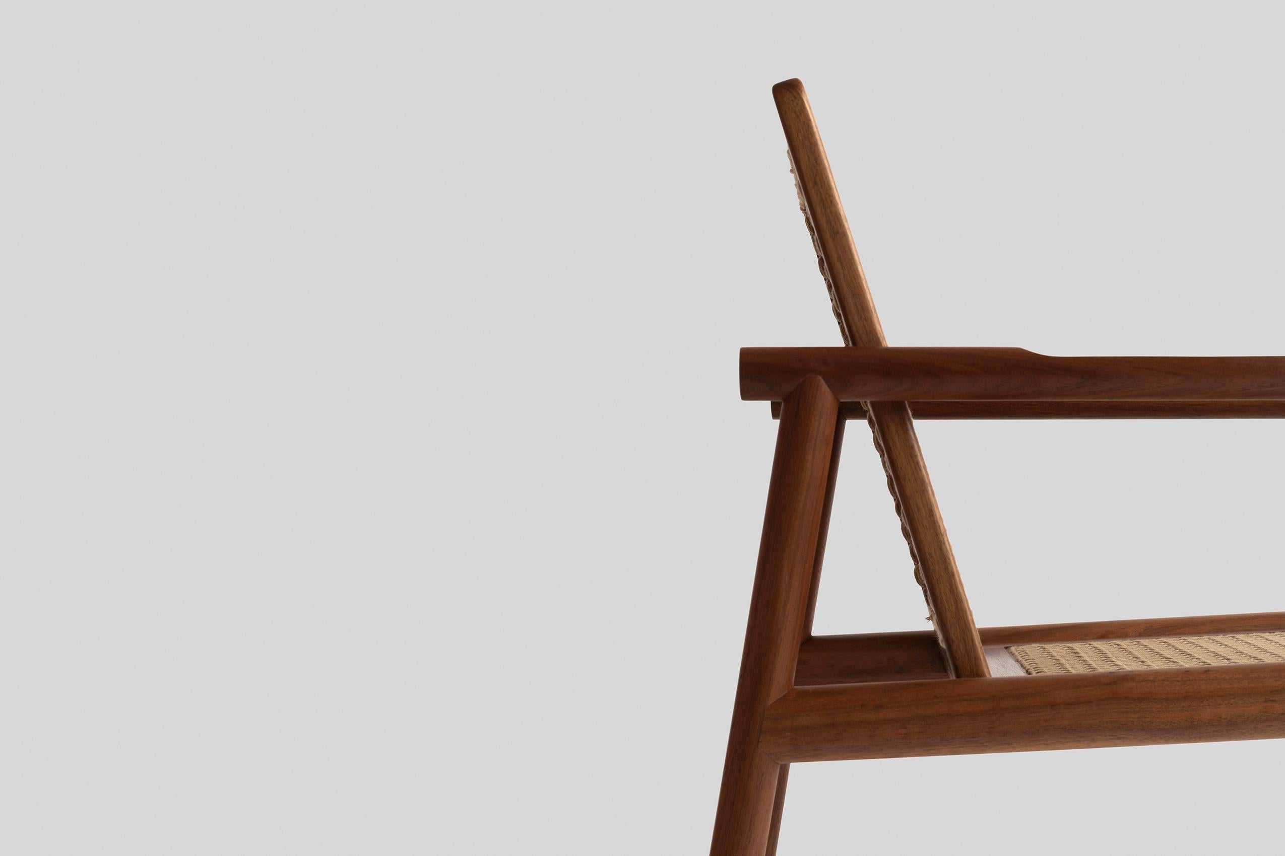 The armchair has a simple and very lightweight structure. Its clean lines, with smooth and rounded edges, blend with the meticulous handwoven pattern. In this handwoven fabric, crafted by a family of artisans from Bacalar, Mexico, the 