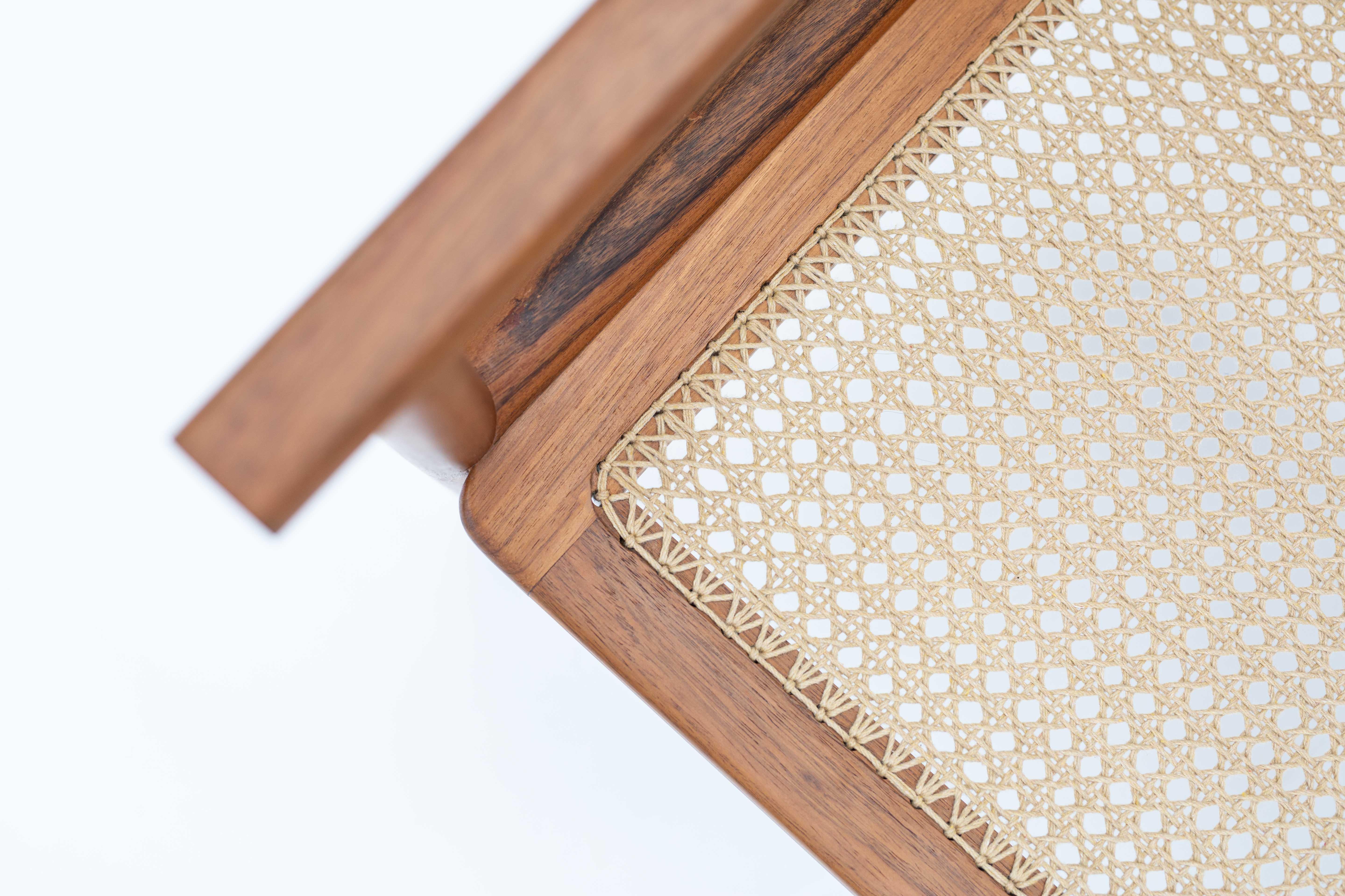 Handgeflochtener Contemporary Stuhl aus karibischem Nussbaum (Moderne) im Angebot