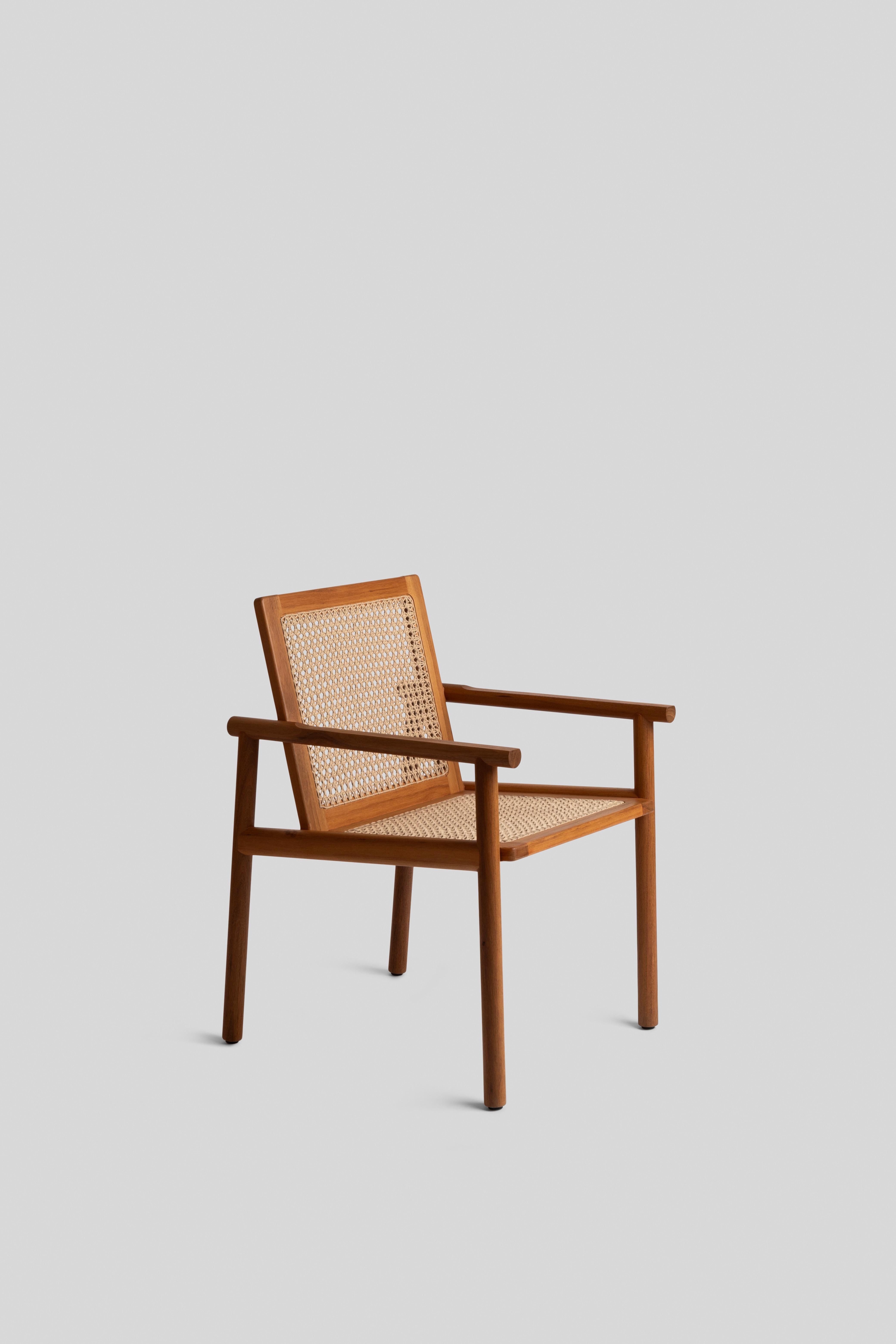 The armchair has a simple and very lightweight structure. Its clean lines, with smooth and rounded edges, blend with the meticulous handwoven pattern. In this handwoven fabric, crafted by a family of artisans from Bacalar, Mexico, the 
