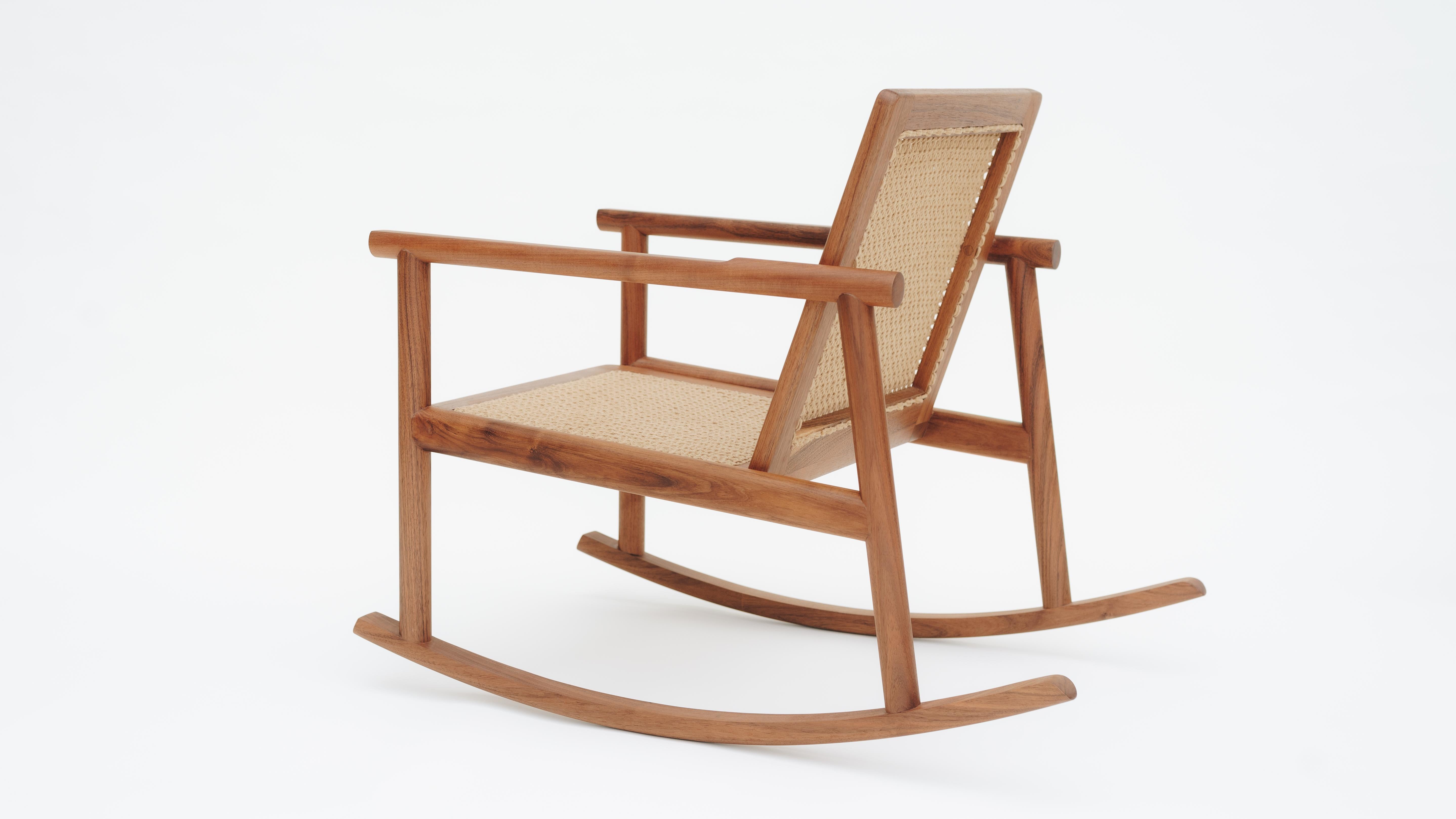 Le Cocom Rocking Chair se caractérise par une structure simple et légère aux lignes douces et arrondies, associée à un tissage artisanal méticuleux. Fabriqué par une famille d'artisans de Bacalar, le tissage utilise la technique du 