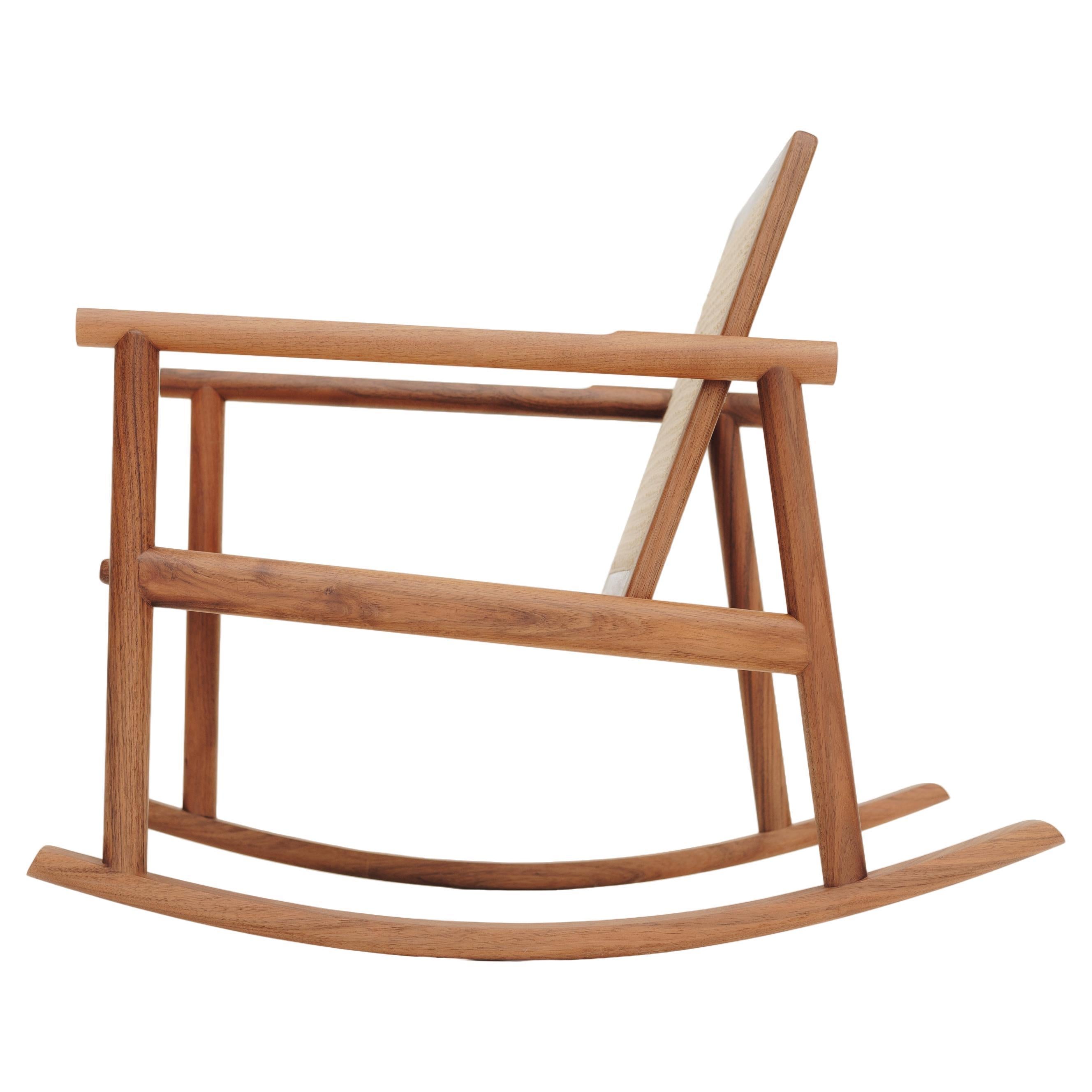 Fauteuil à bascule contemporain tissé à la main en noyer des Caraïbes