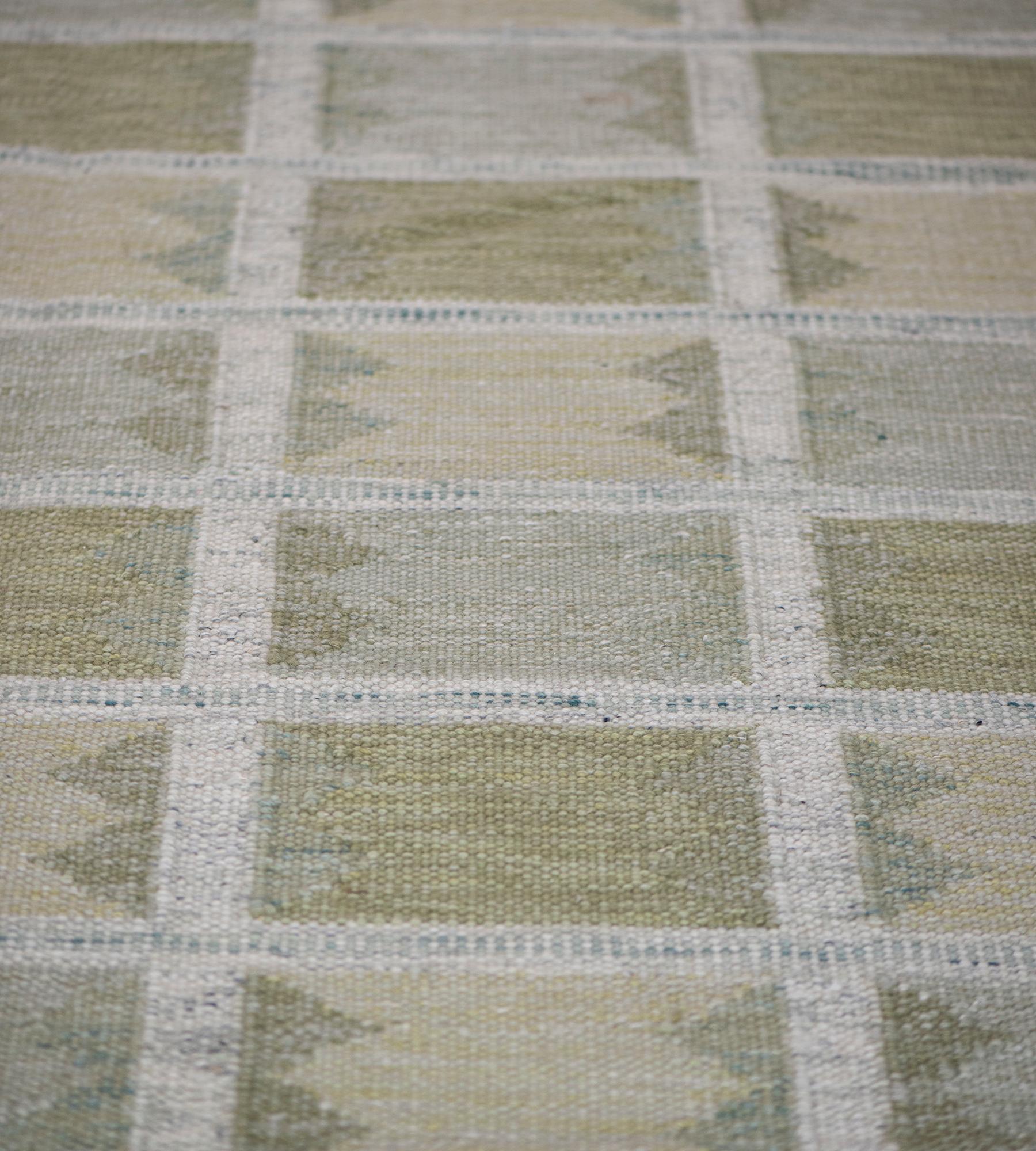 Indian Hand-woven Contemporary Wool Swedish-Inspired Green rug 10'2x13'2 For Sale