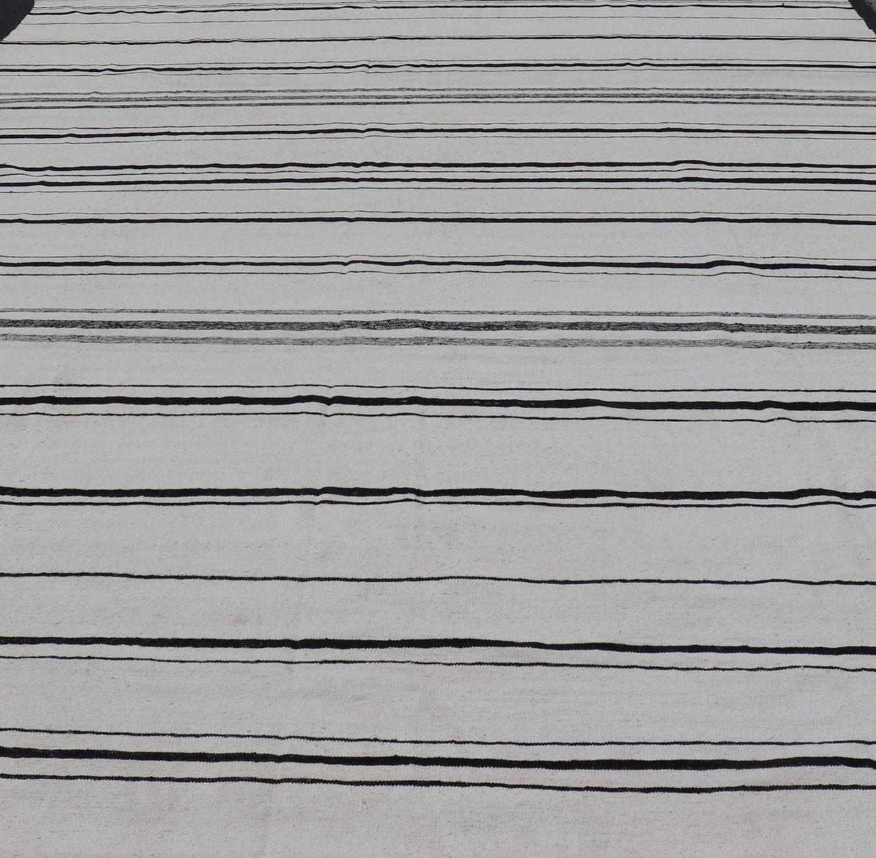 Hand-Woven Cotton Flat Weave Kilim with Geometric Stripe Design In New Condition For Sale In Atlanta, GA