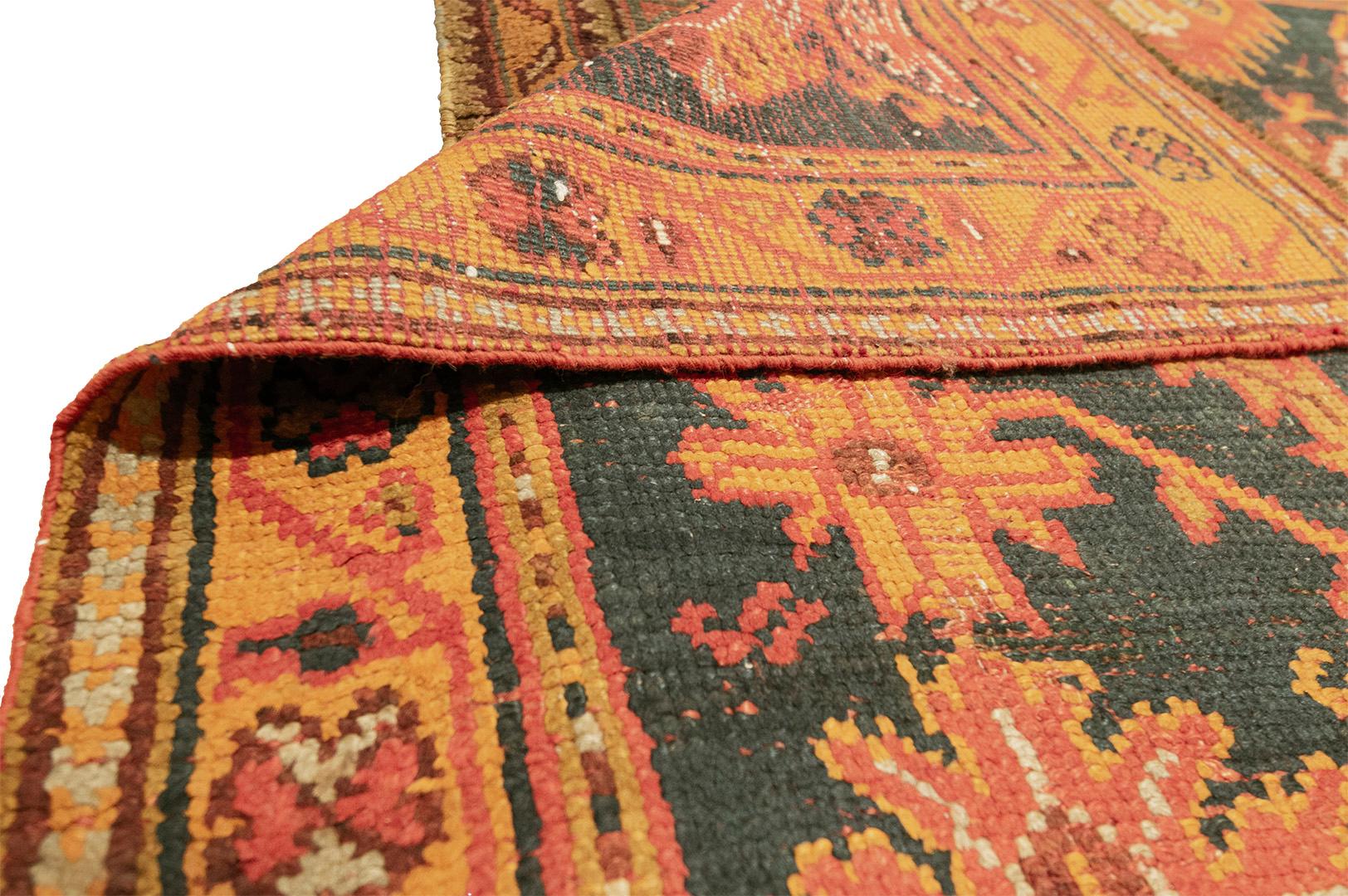 Handgewebter Oushak-Teppich aus Wolle des frühen 20. Jahrhunderts aus Westanatolien im Angebot 1