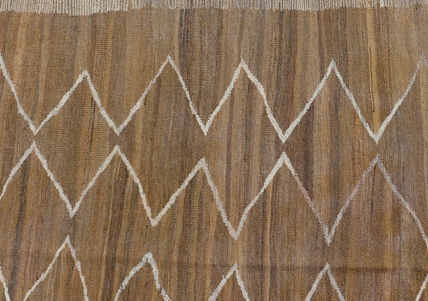 Kilim in lana intrecciato a mano a trama piatta con disegni geometrici in color calendula e avorio in vendita 3